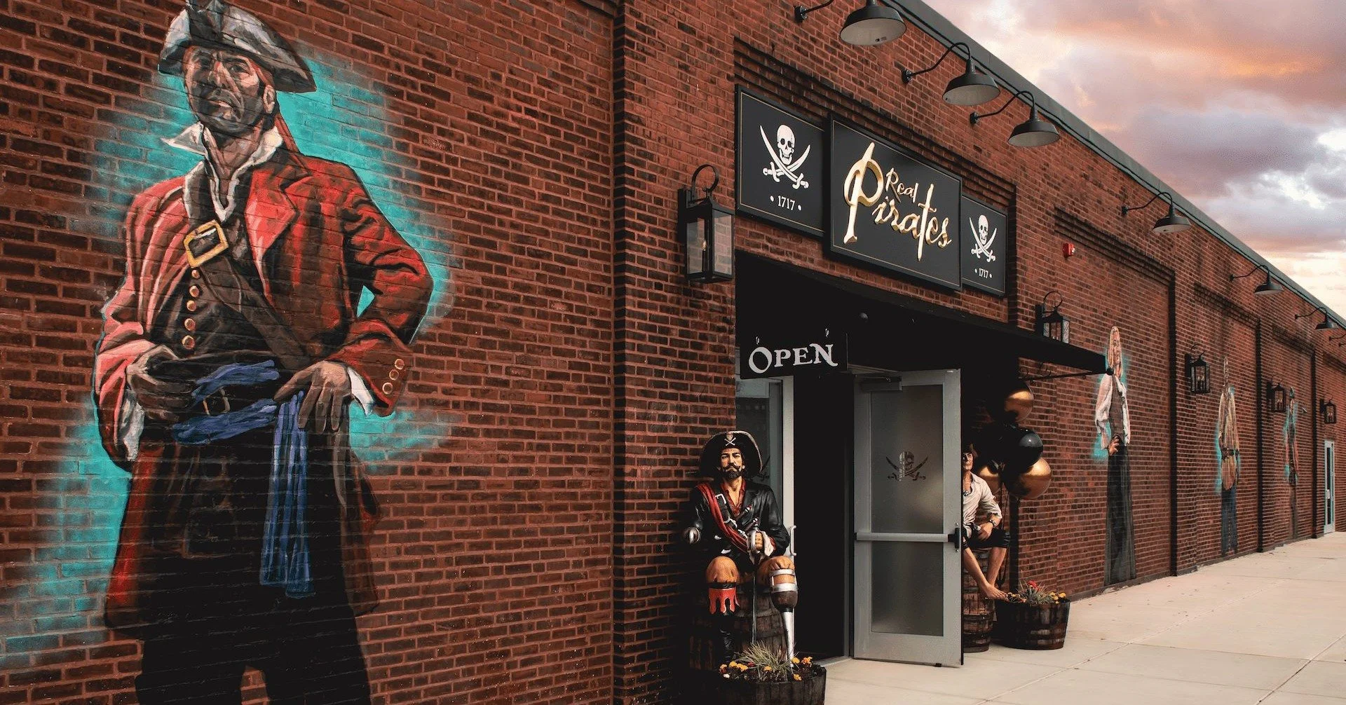 The New England Pirate Museum &ndash; Salem, MA 
Skip the witch crowds and dive into Salem&rsquo;s other obsession: pirates! Walk through a recreated dockside village, board a &ldquo;ship,&rdquo; and explore a dark cave filled with real treasure (coi