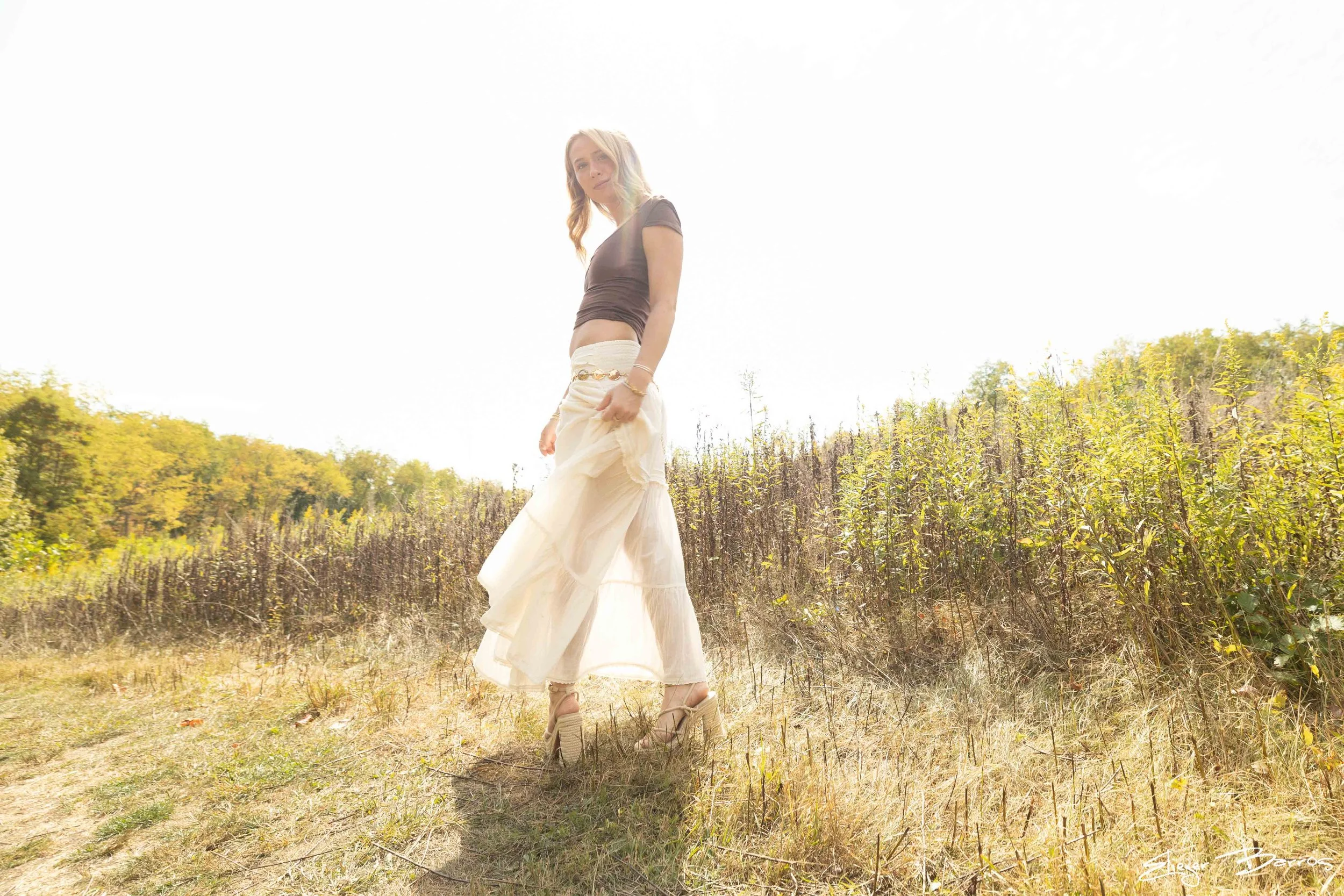 Mt. Lebanon senior Kate walking through a sunny field at Pittsburgh Botanic Garden Pittsburgh senior pictures
