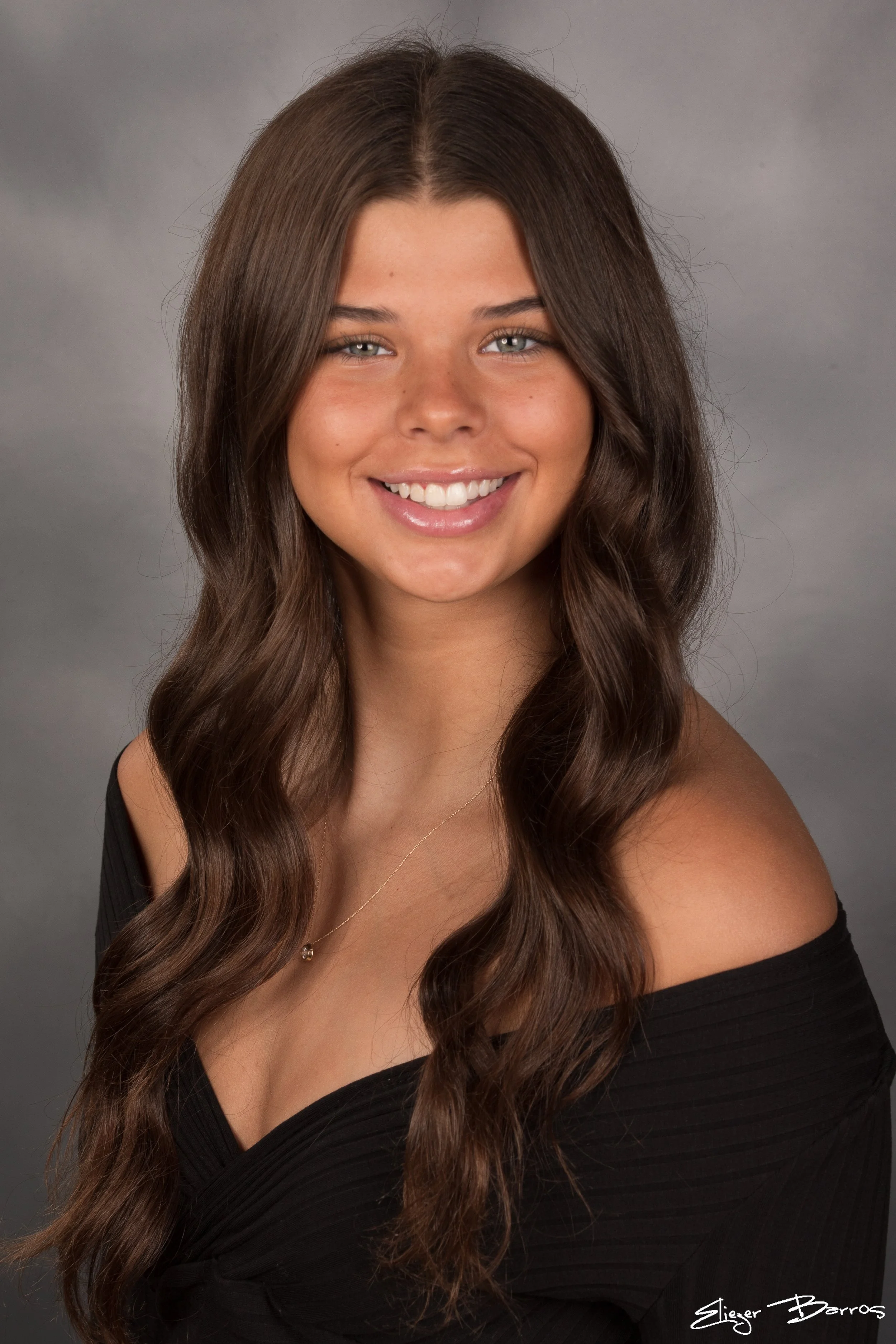Studio senior yearbook pictures of a young woman smiling Mt. Lebanon Pittsburgh