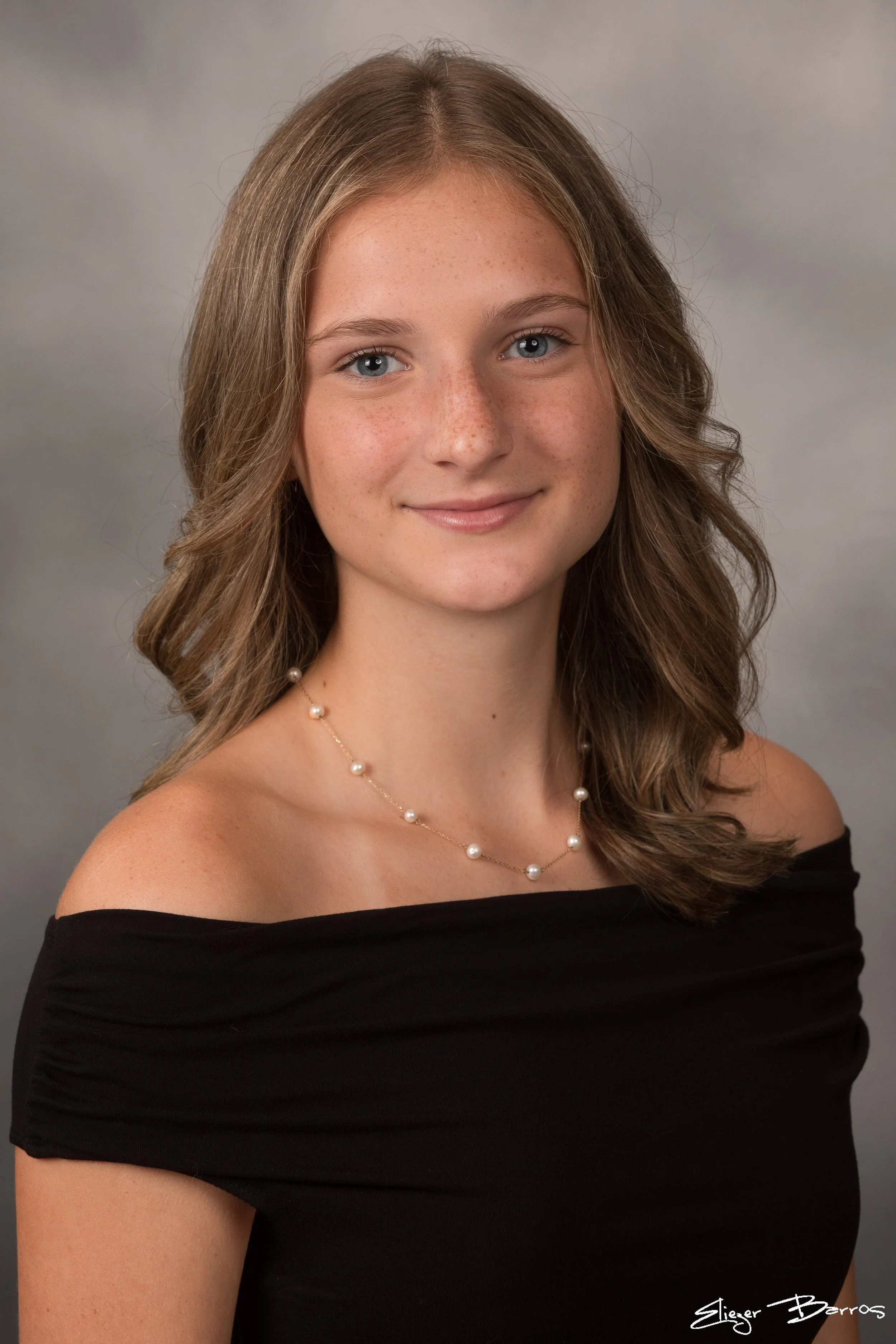 Studio senior yearbook pictures of a young woman smiling Mt. Lebanon Pittsburgh