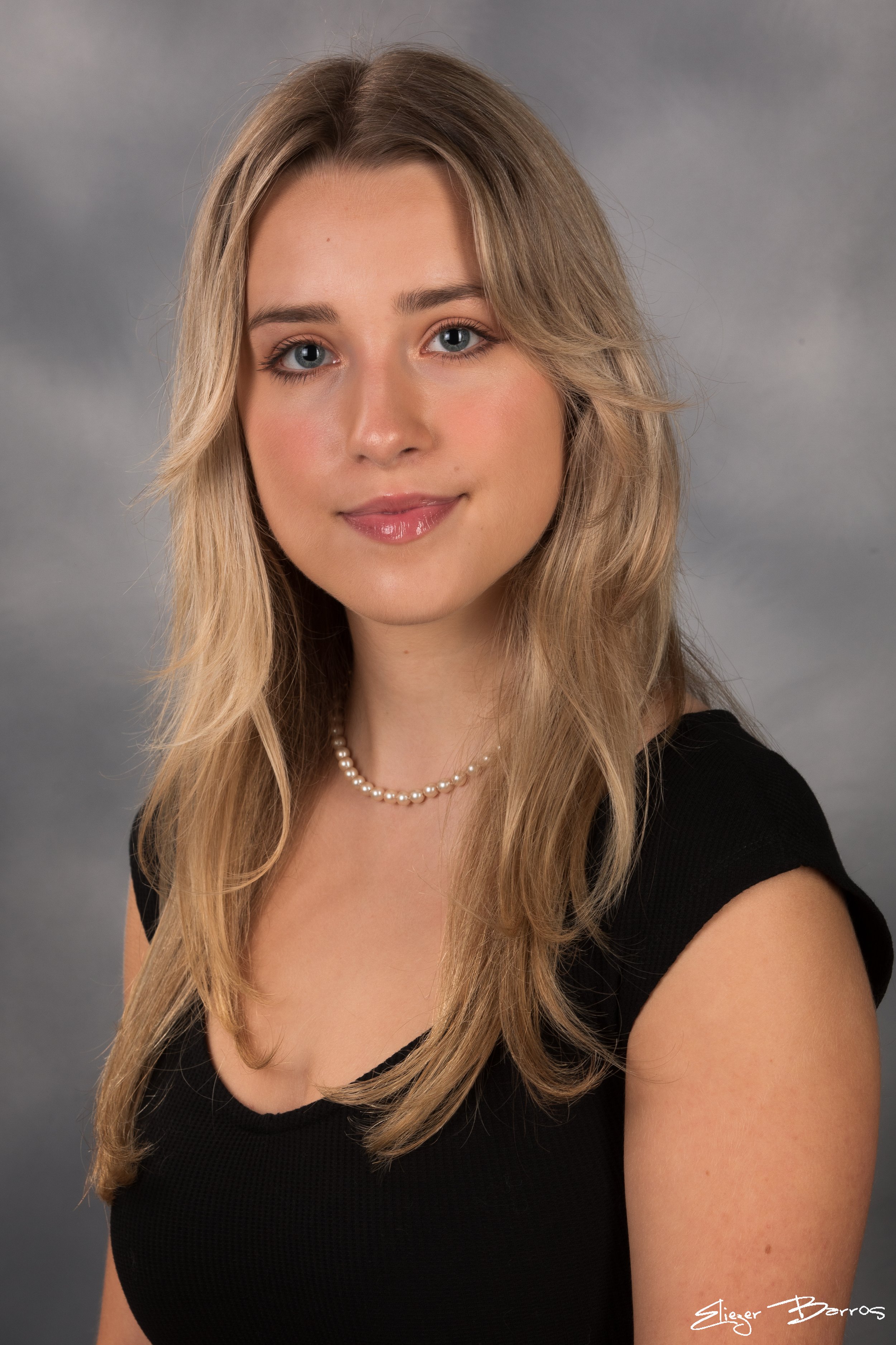 Studio senior yearbook pictures of a young woman with long hair Mt. Lebanon