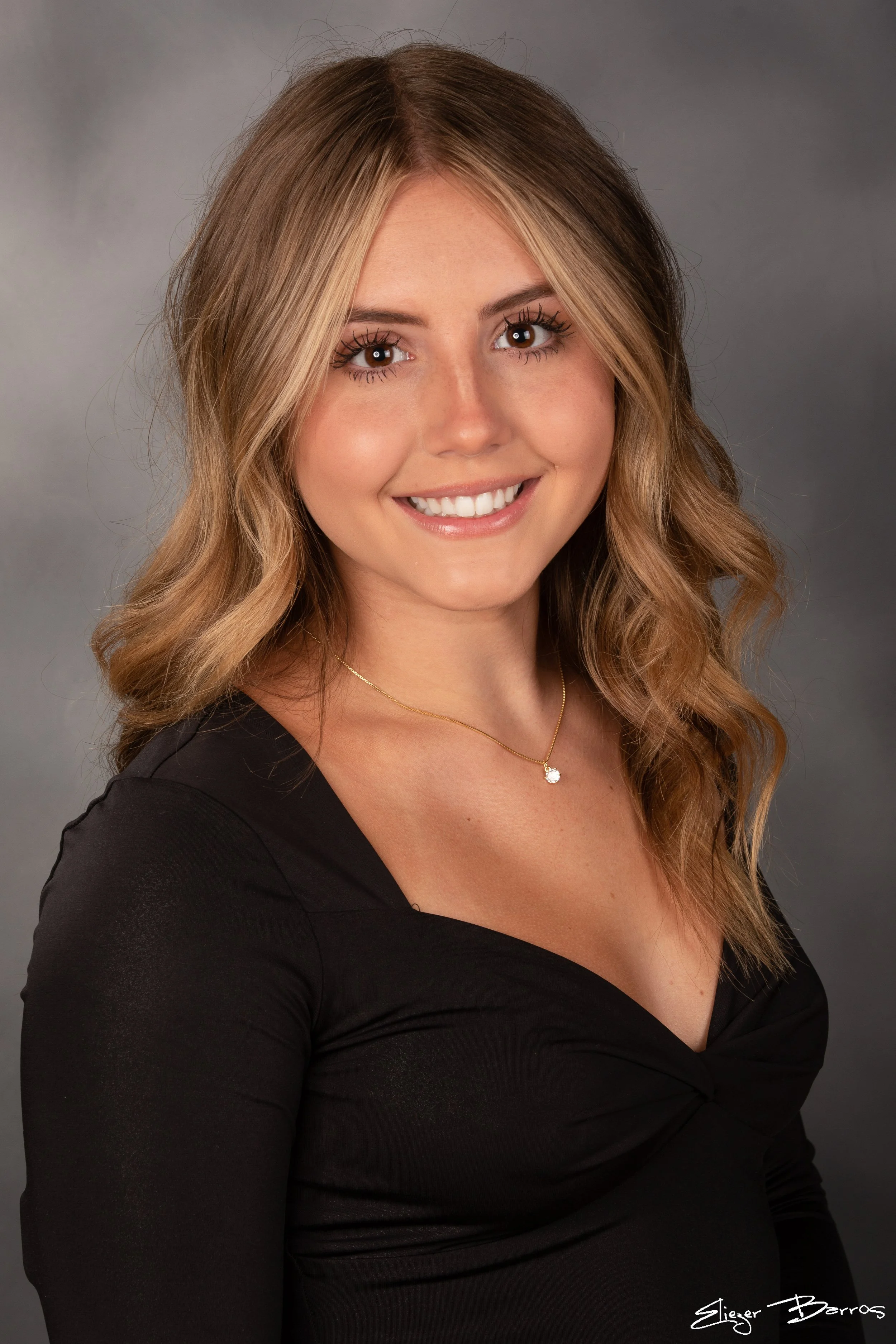 Studio senior yearbook pictures of a young woman smiling Mt. Lebanon Pittsburgh