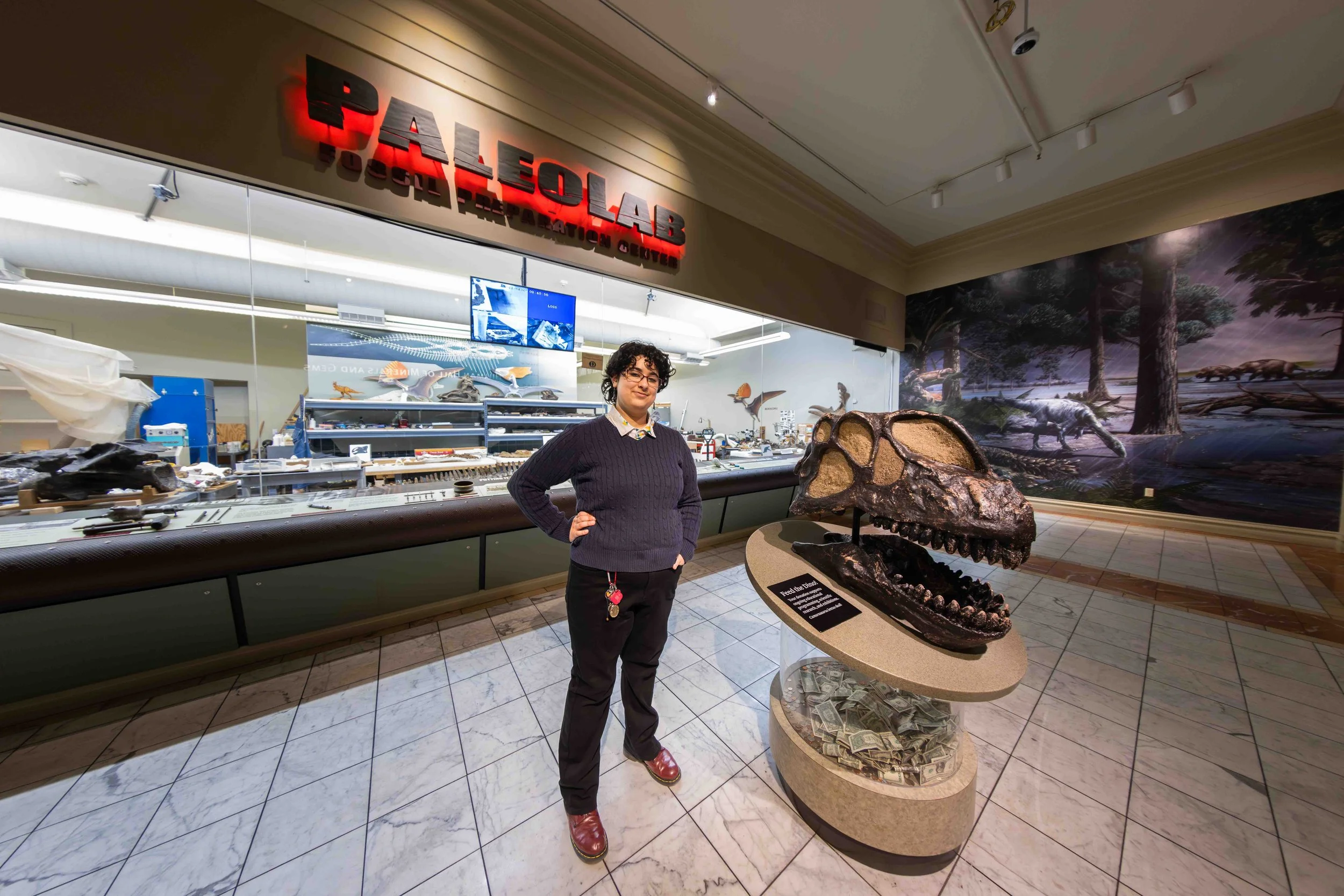 Shanti senior pictures with dinosaur exhibit at Carnegie Museum