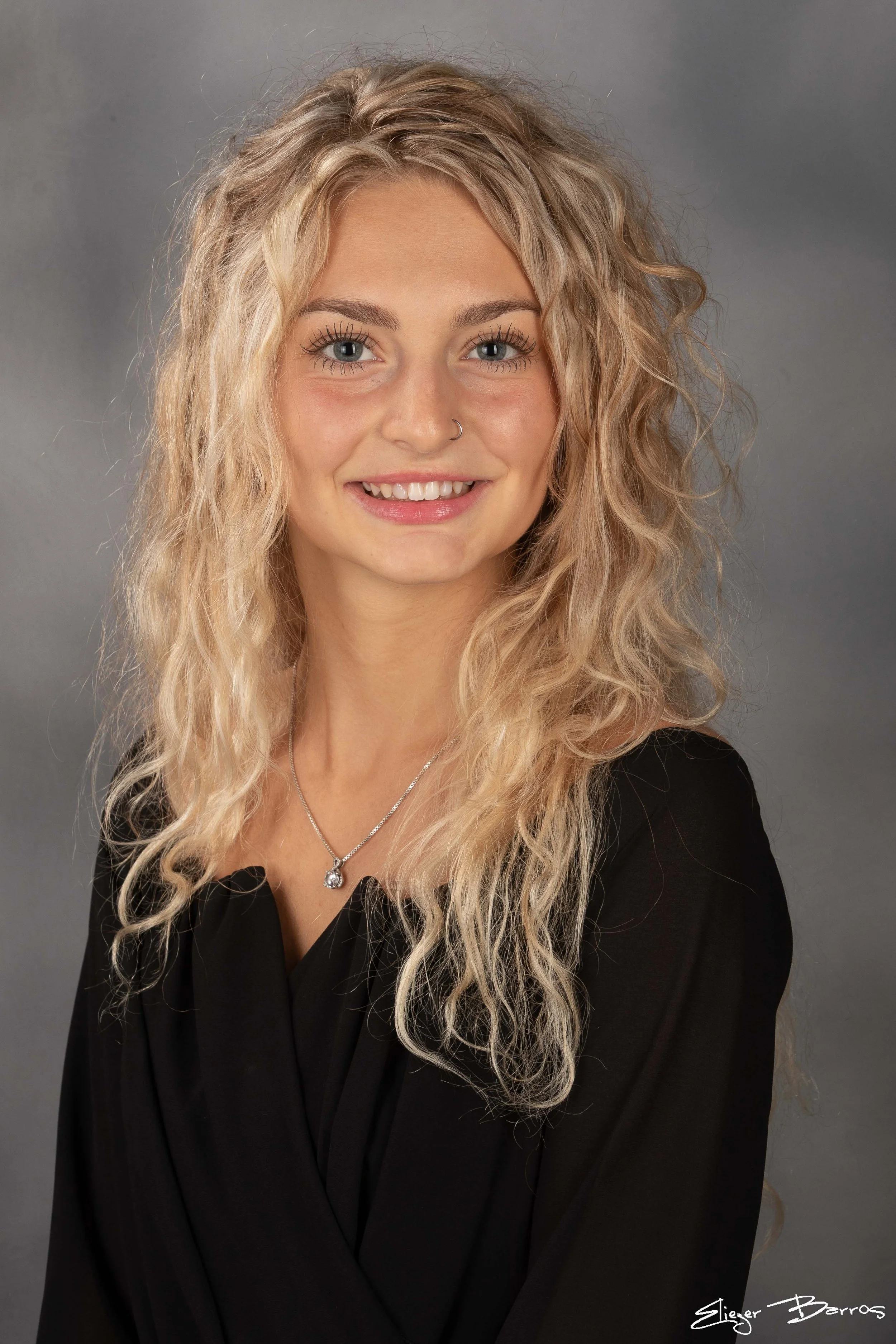 Studio senior yearbook pictures of a young woman smiling Mt. Lebanon