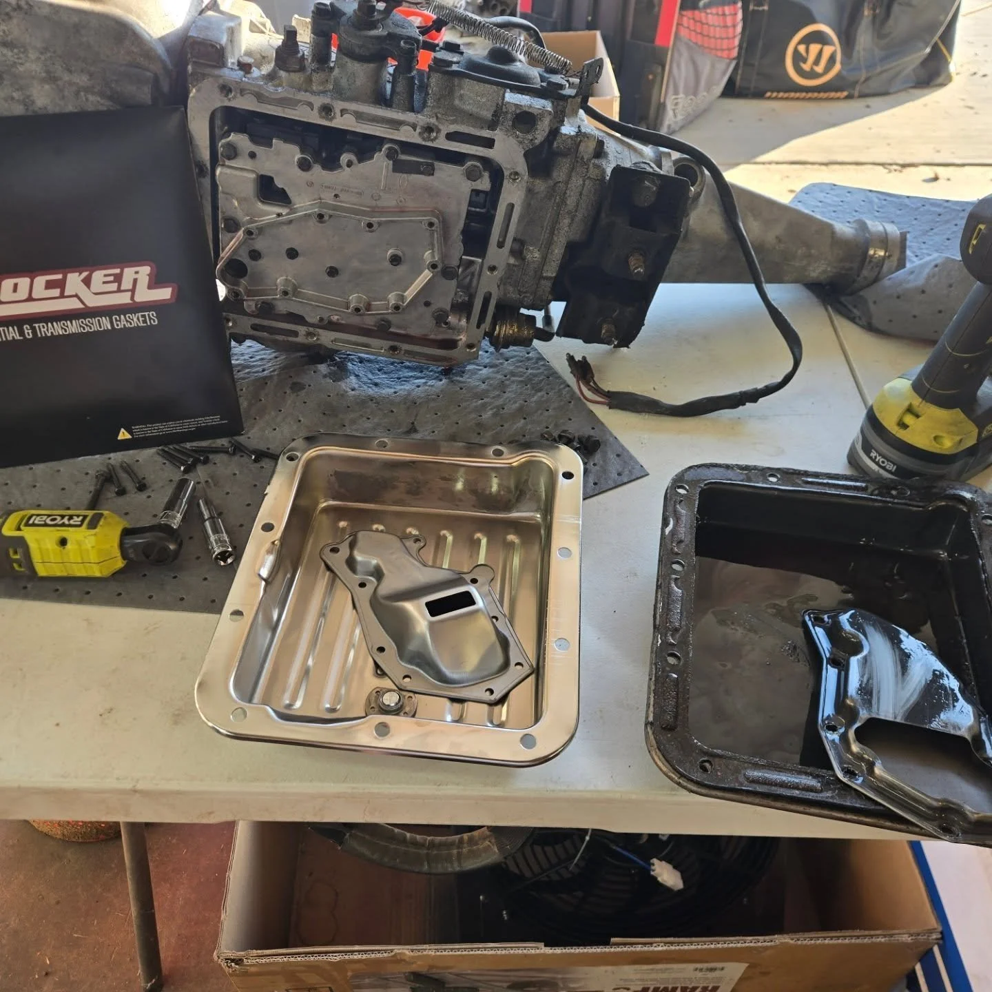 Prepping a 'new' c4 transmission for the Ranchero. Unfortunately, the new filter doesn't fit for some reason, but the new pan and the Lubelocker gasket are solid.
Have to wait until at least Tuesday to finish pulling the old one and swap in the new o