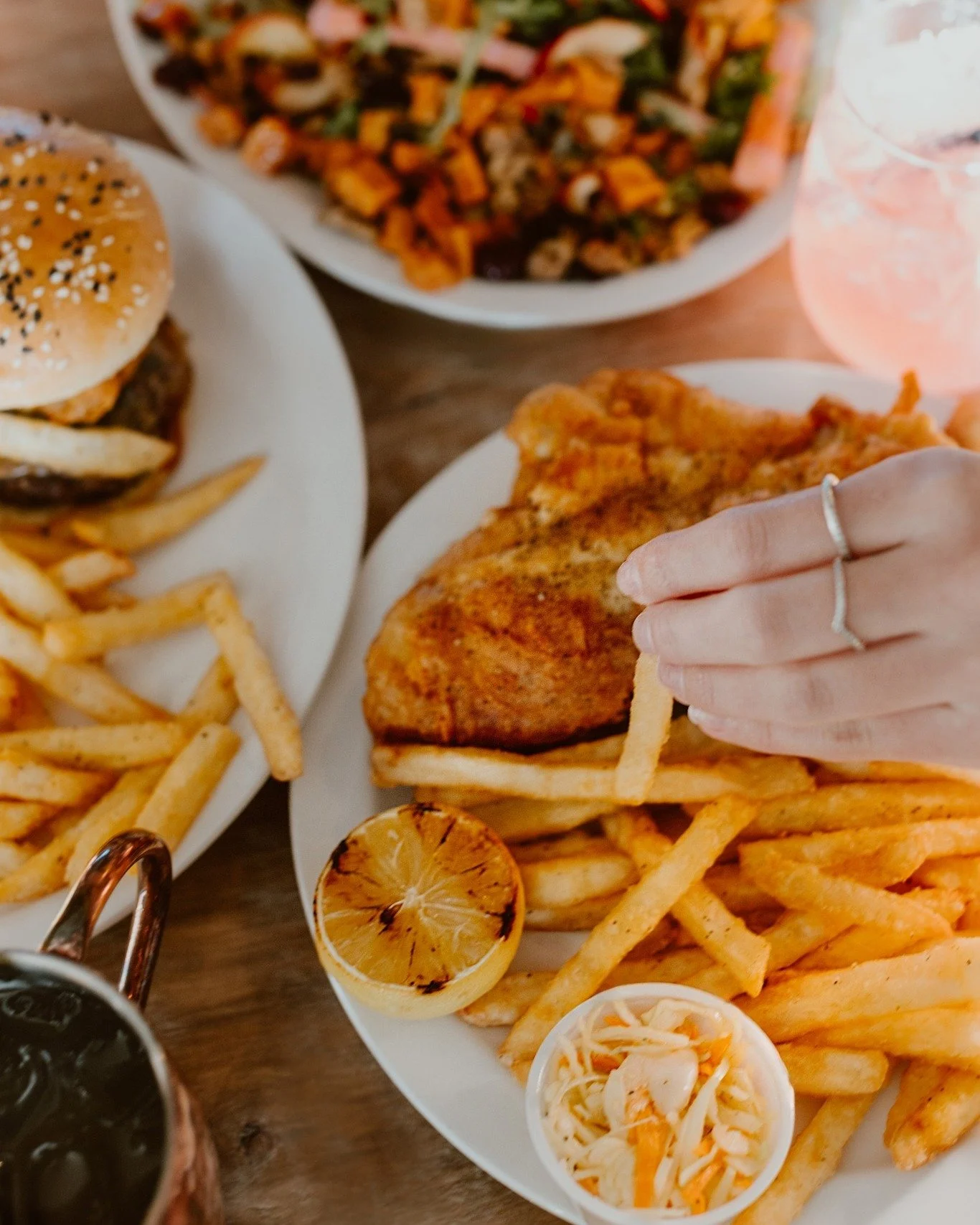 🍔✨ Good food is always a great idea! 🐟

Come for the beer, stay for the food or the other way around (😉 we don't judge). 

👉 Come hang out with us and treat yourself to some really good pub classics! 

#TheJoycePub #DowntownFredericton #PubFood #