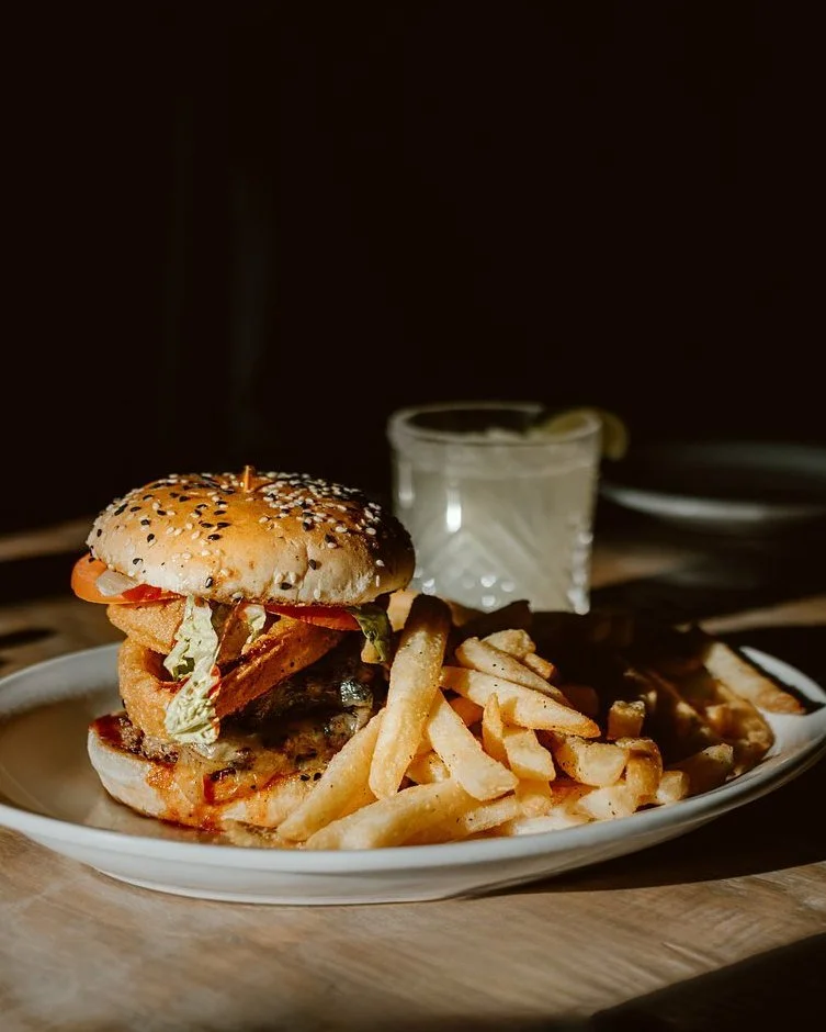 🍔 Happy National Burger Day! 🍔

What better way to celebrate than with a juicy burger paired with a local craft beer? 🍻 Stop by The Joyce tonight and make it a good one!

See you soon! 😊

#NationalBurgerDay #TheJoycePub #DowntownFredericton #Fred