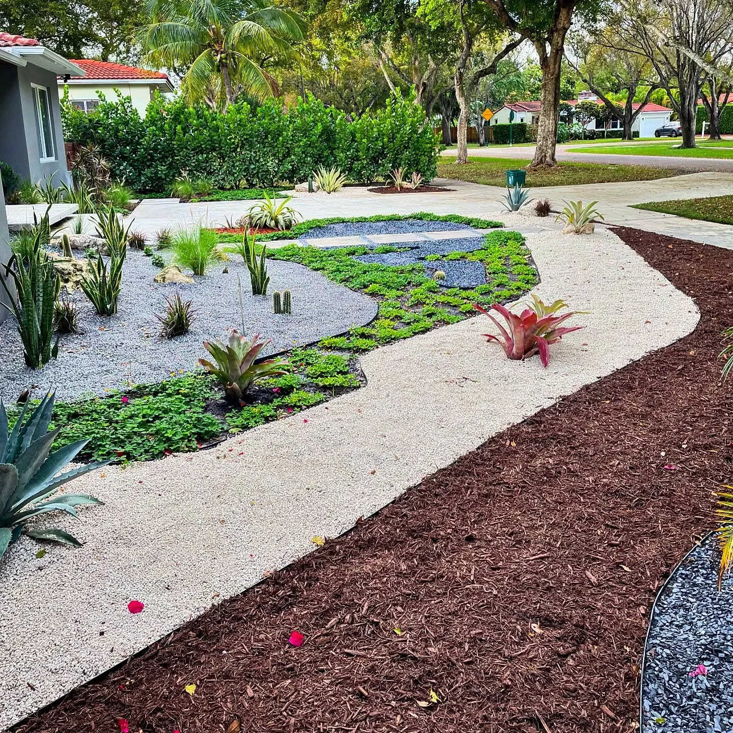 🇪🇸 Las formas org&aacute;nicas en este jard&iacute;n son el resultado de un proceso de estilizaci&oacute;n cuidadoso. Inspirado en culturas prehisp&aacute;nicas, cada forma refleja s&iacute;mbolos de animales, astros y elementos sagrados, haciendo 