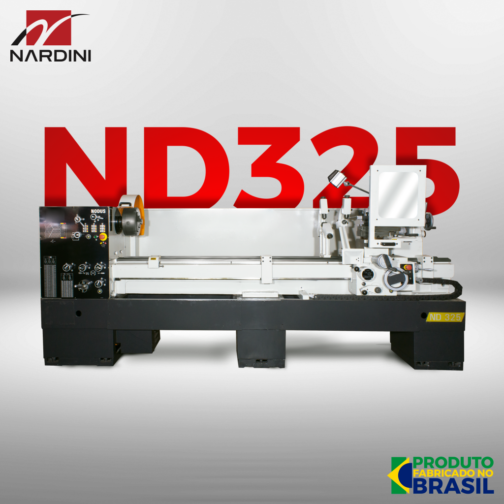 Torne de usinagem CNC branco com painel de controle à esquerda, em um fundo branco com o logo NARDINI no canto superior esquerdo e a inscrição ND 325 ao fundo em cores grandes e vermelhas. Logo no canto inferior direito, há uma etiqueta indicando 'PRODUTO FABRICADO NO BRASIL'.