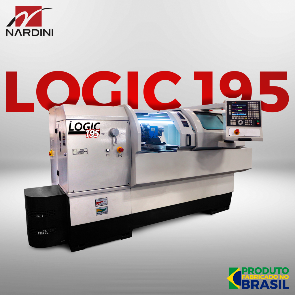 Máquina de usinagem cnc branca com painel de controle à direita, marca LOGIC 195, ao fundo o logo da NARDINI na parte superior esquerda, e na parte inferior o selo PRODUTO FABRICADO NO BRASIL em cores verde, amarelo, azul e branco.