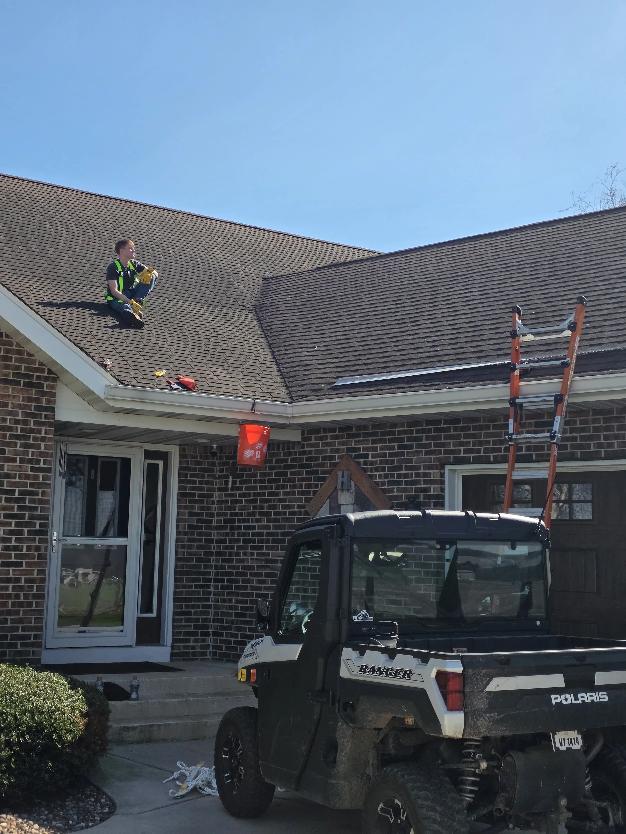 What Should I Look for When Choosing a Reliable Gutter Cleaning Service?