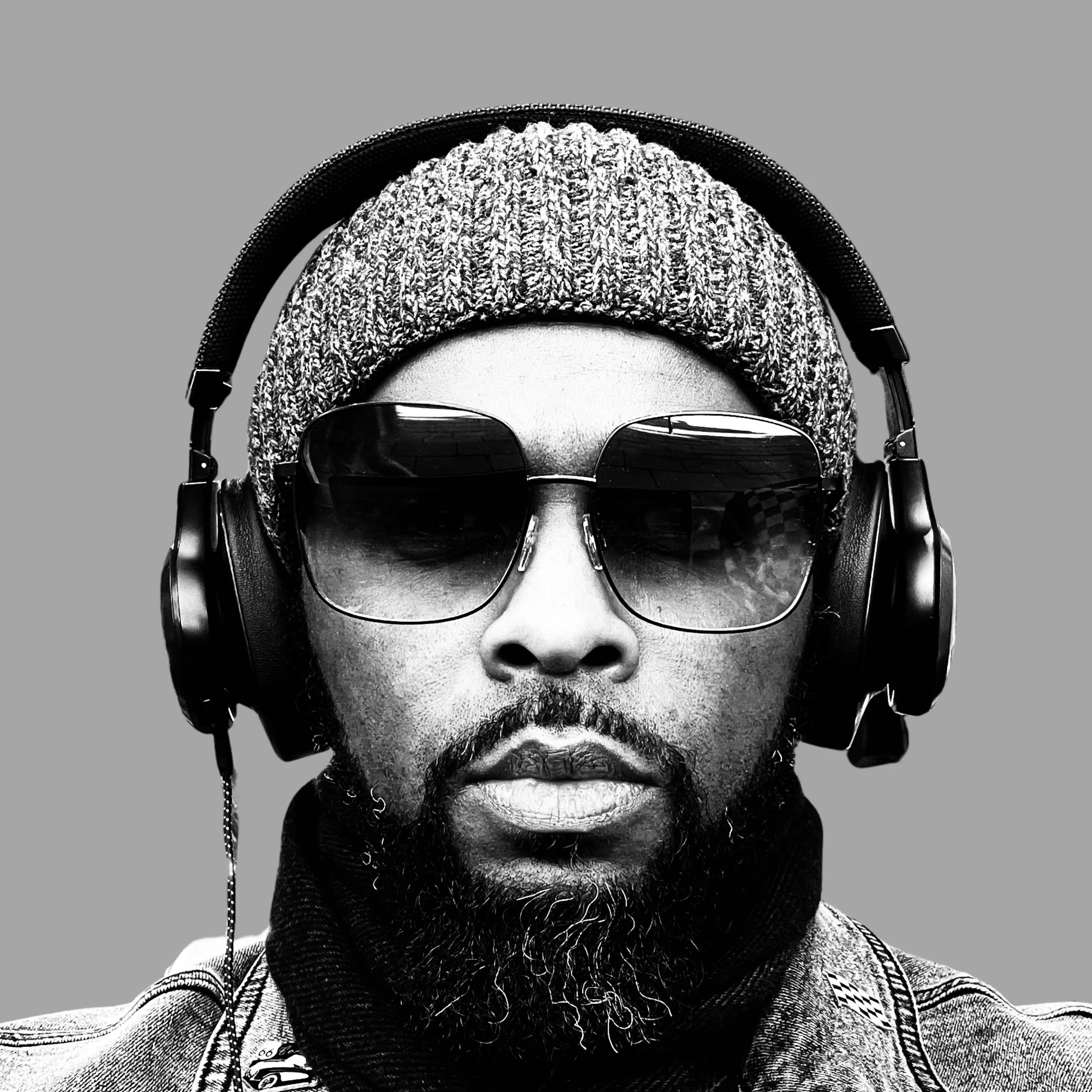 7TWEN IMAGE WITH HEADPHONES 1(1600 x 1600 px).JPEG