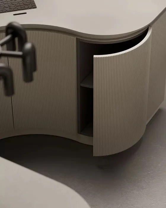 Meuble de cuisine Pedini Arye Shape - façade laque beige avec portes rainurée, une porte est entrouverte révélant des étagères à l'intérieur.