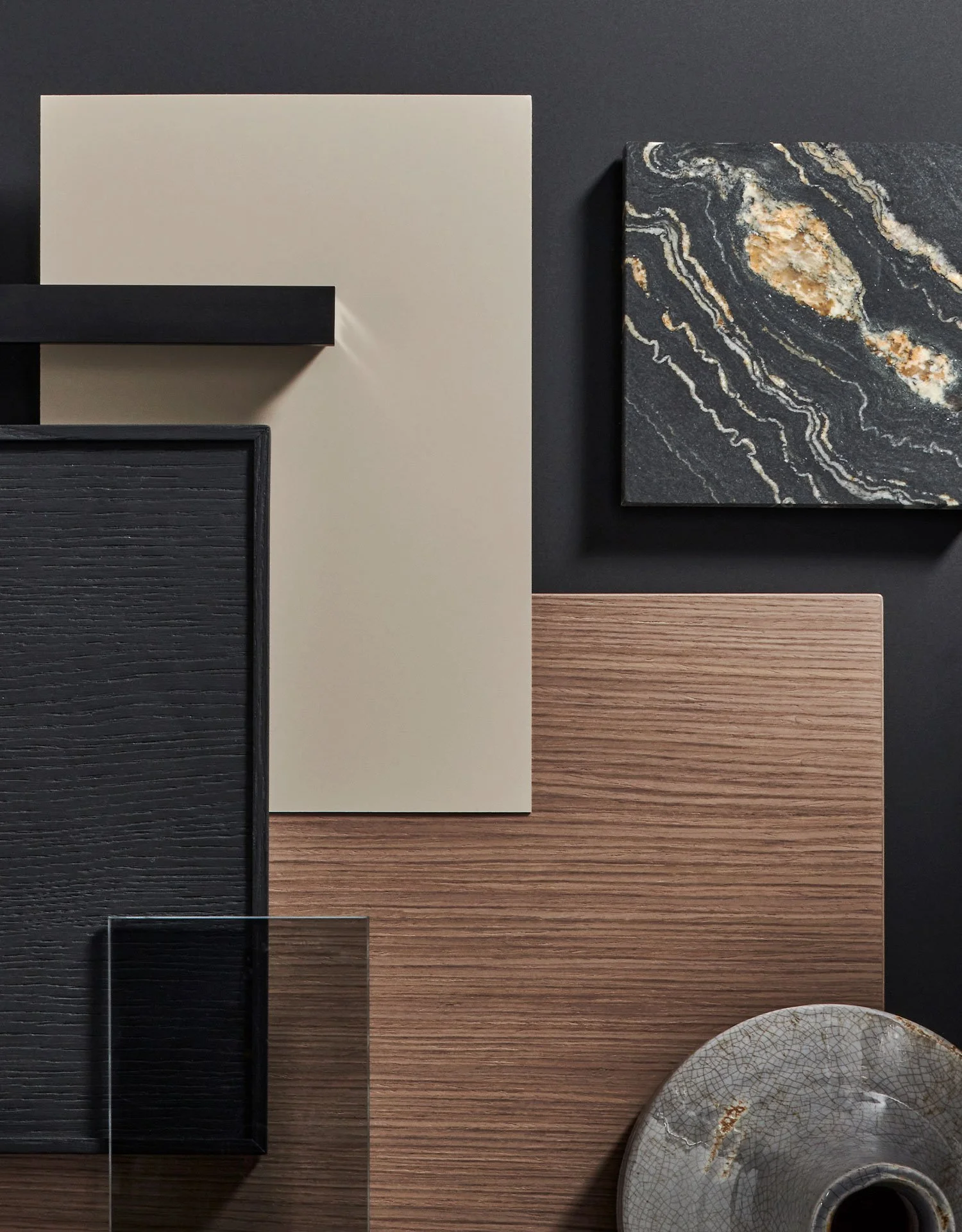 Échantillons de matériaux eggersmann pour design intérieur, incluant bois, pierre et textiles dans des couleurs neutres et naturelles.