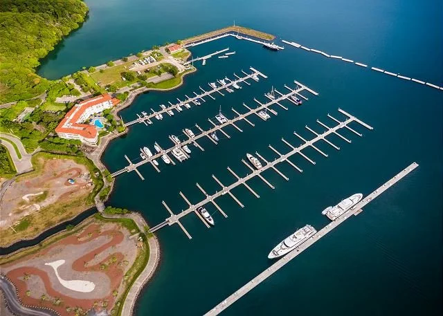 Marina Papagayo luxury marina, Guanacaste, Costa Rica — floating dock design, megayacht berthing and wave attenuator engineering