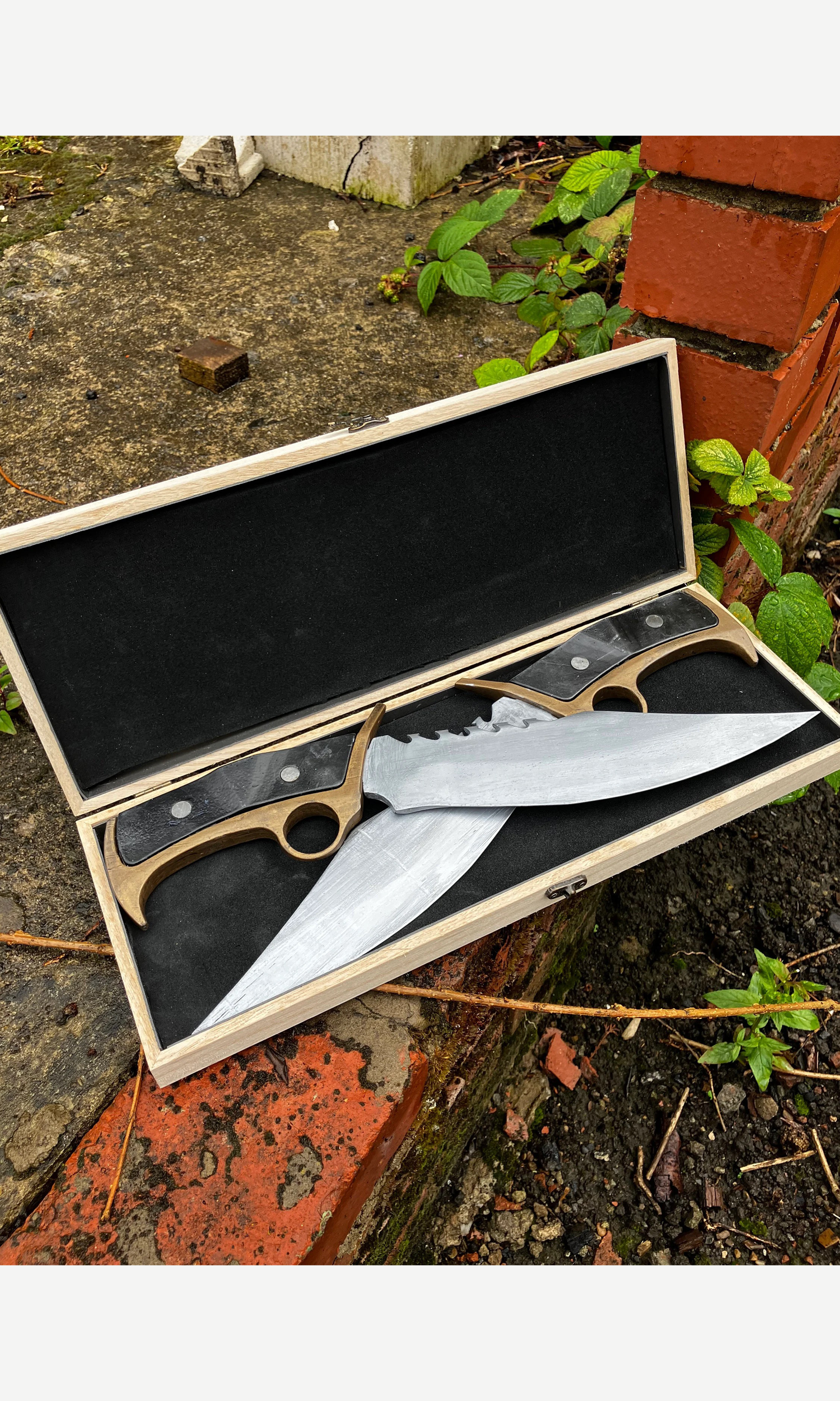 Daryl Dixon Knives 1.png