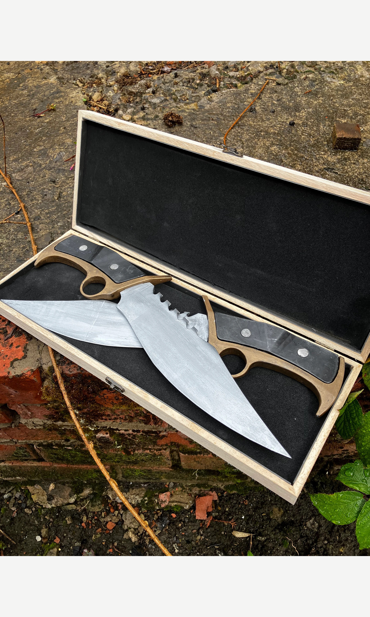 Daryl Dixon Knives 2.png