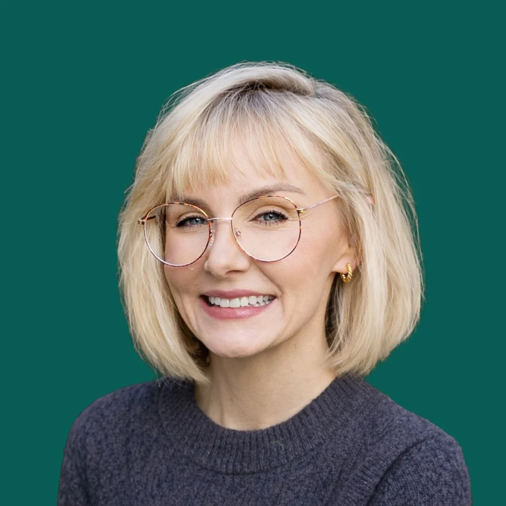 Headshot of Seattle artist Rachel Bender with teal green background