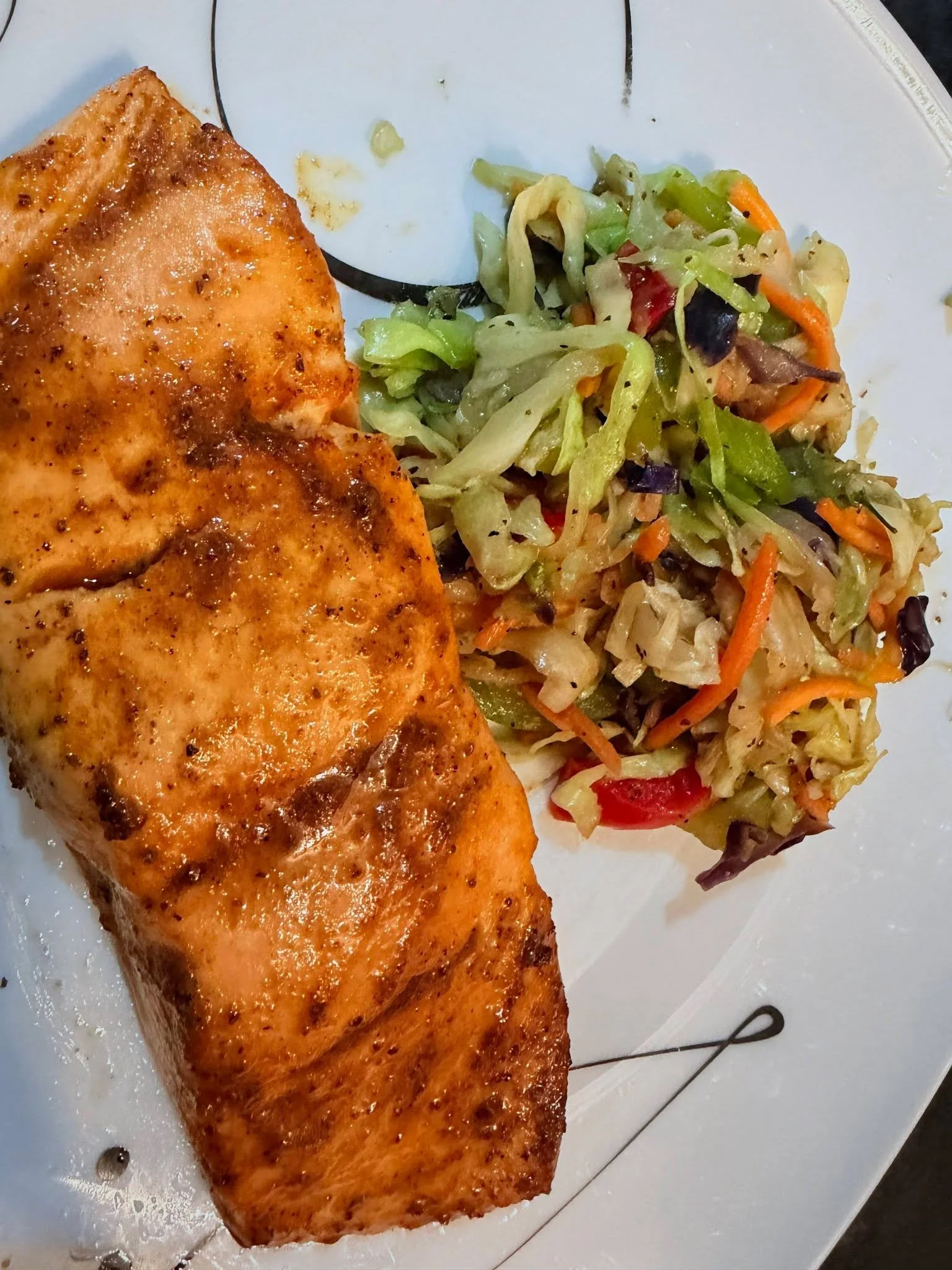 I&rsquo;ve been saying for the last two months, &ldquo;I lost 75 pounds&rdquo;&hellip; (while eating cookies 😅) &hellip;but it&rsquo;s time to lock in.
My easy low-carb go-to: air fryer salmon + stir-fry coleslaw mix. Done. No excuses. 💪🏾#Lost75Po