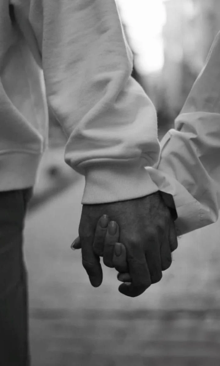 Deux personnes se tenant la main illustrant le lien d’attachement et la sécurité dans la relation de couple