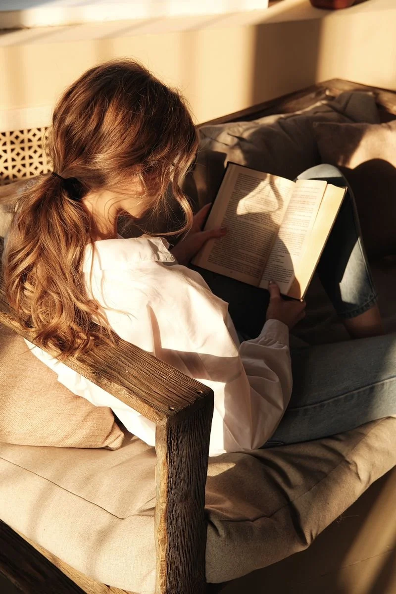 Femme lisant dans un moment de calme illustrant un travail d’introspection en psychothérapie