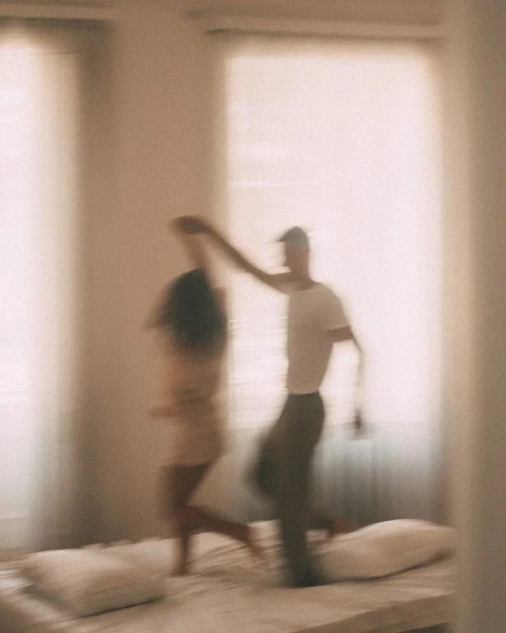 Couple en mouvement illustrant les dynamiques relationnelles et les interactions dans la vie de couple