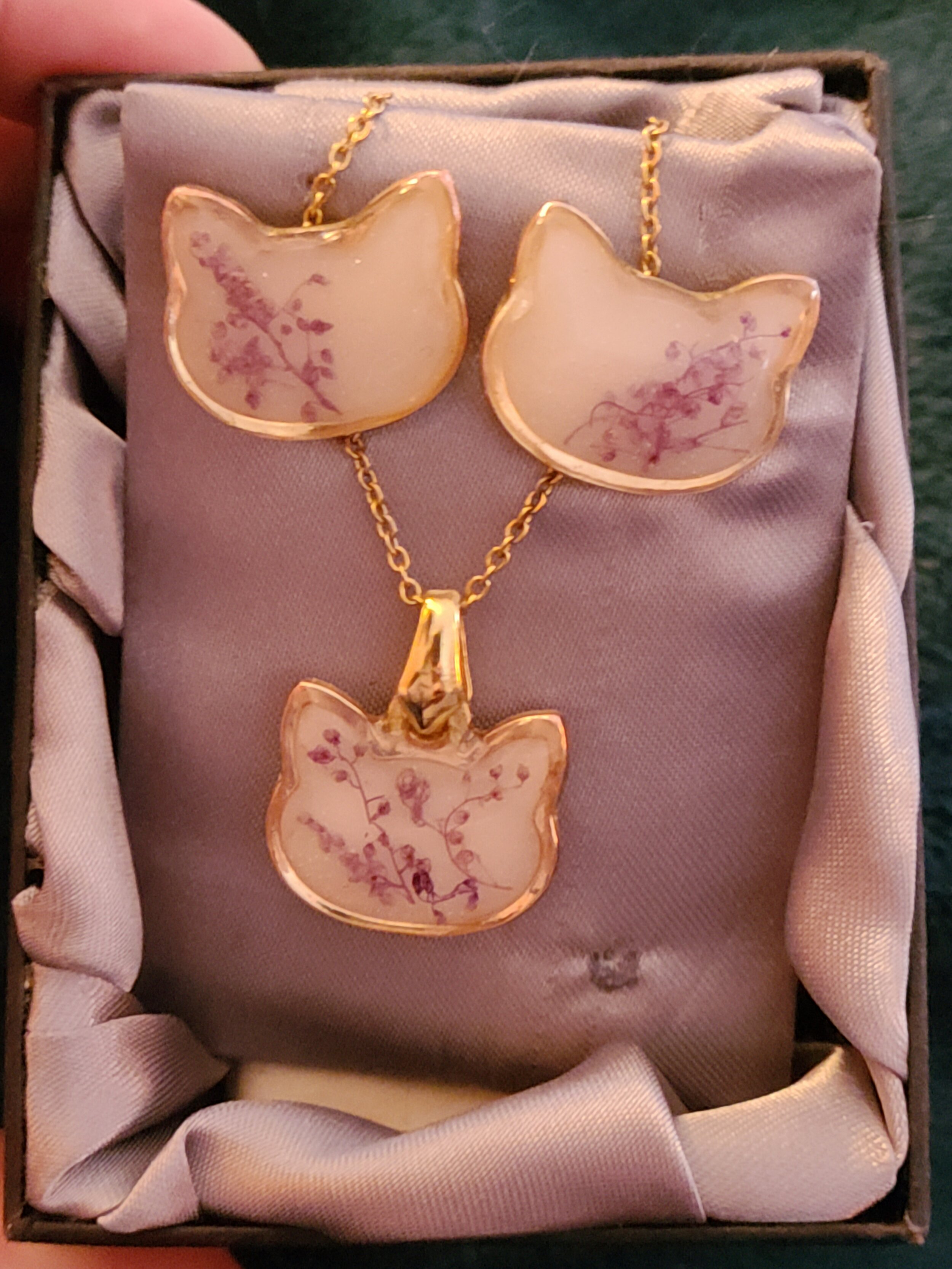 I made this set of kitty earrings and necklace for Mom. I filled gold-toned kitty-shaped bezels with milky-colored UV resin and added some dried flowers between the layers.