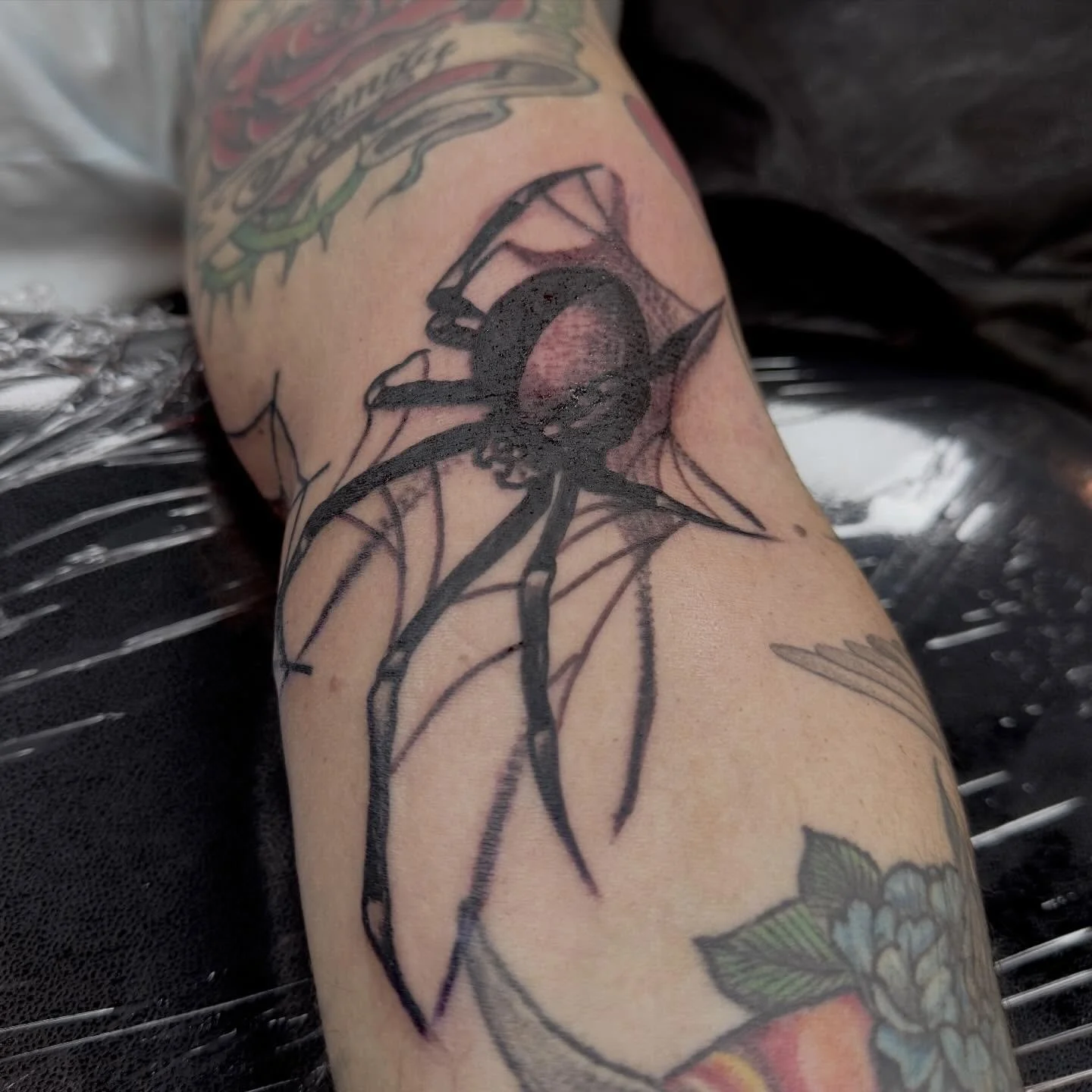 Taking appointments and walk-ins at @luckydollartattooparlor
Click the link in my bio to book
Full day: $1100
Half day: $700
$100 discount when paying with cash.

Shop minimum is $100, I also do smaller sessions and custom pricing depending on the pi