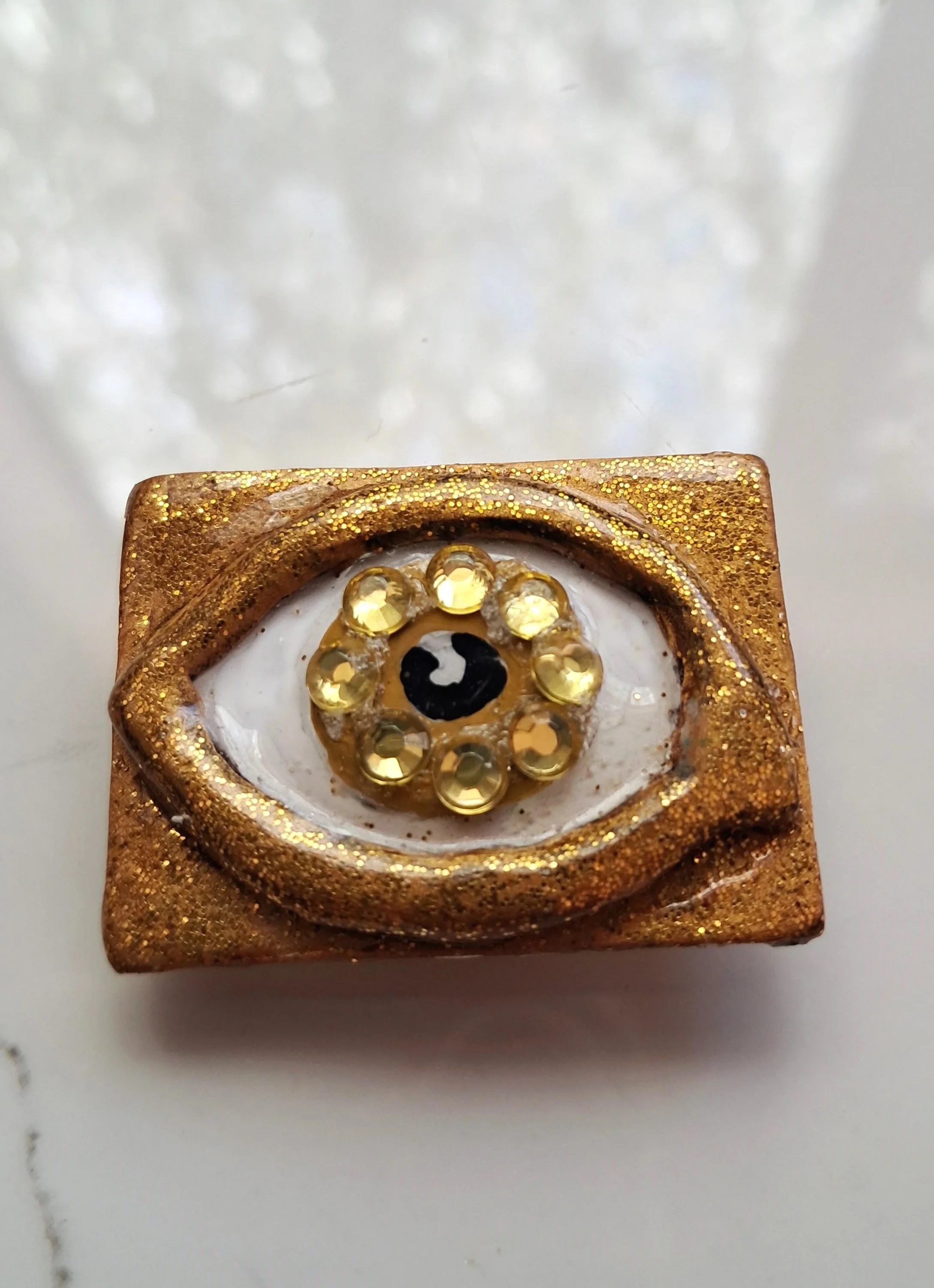 Golden+eye+brooch.jpg