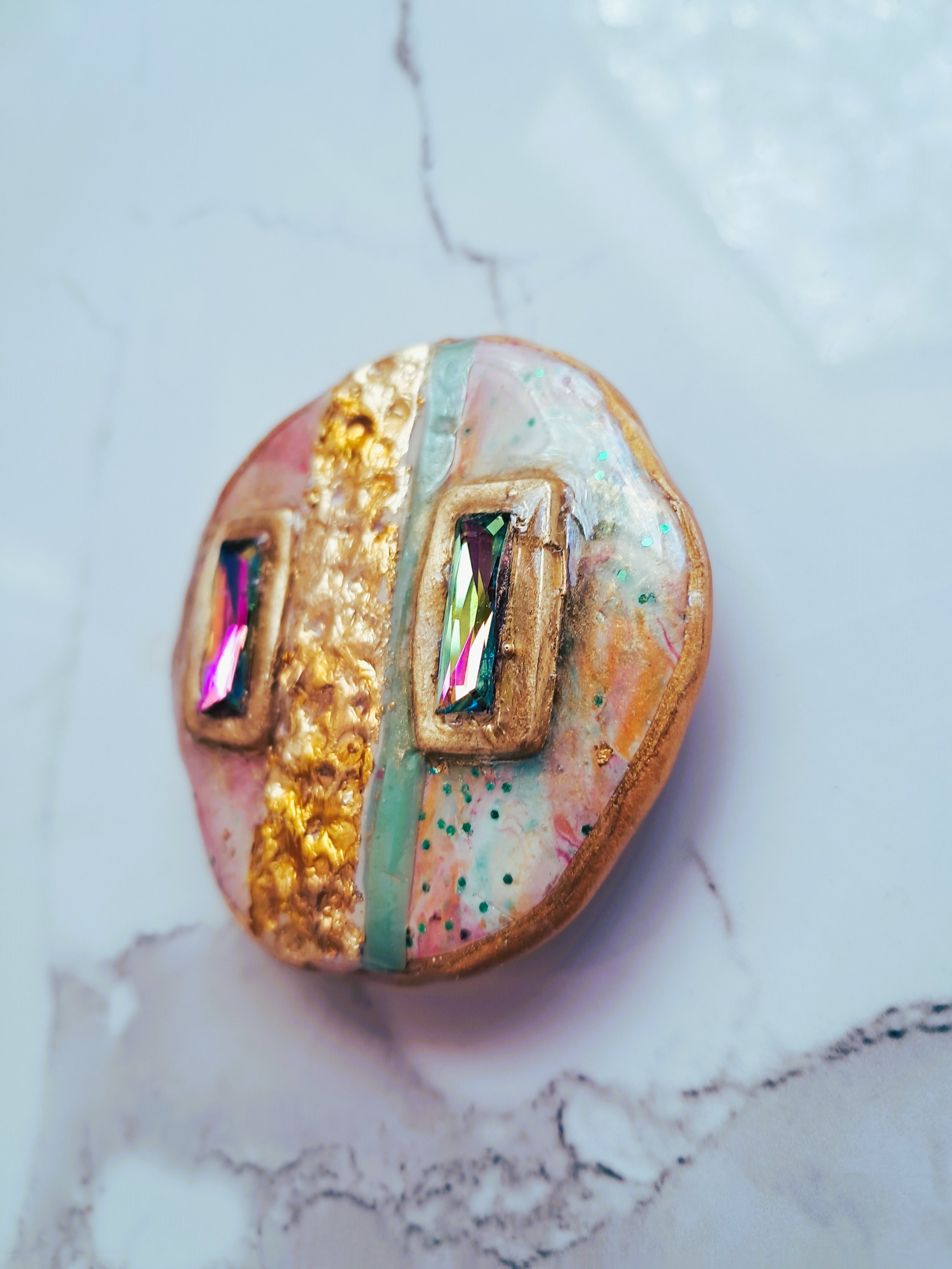 round brooch rectangle crystals side.jpg