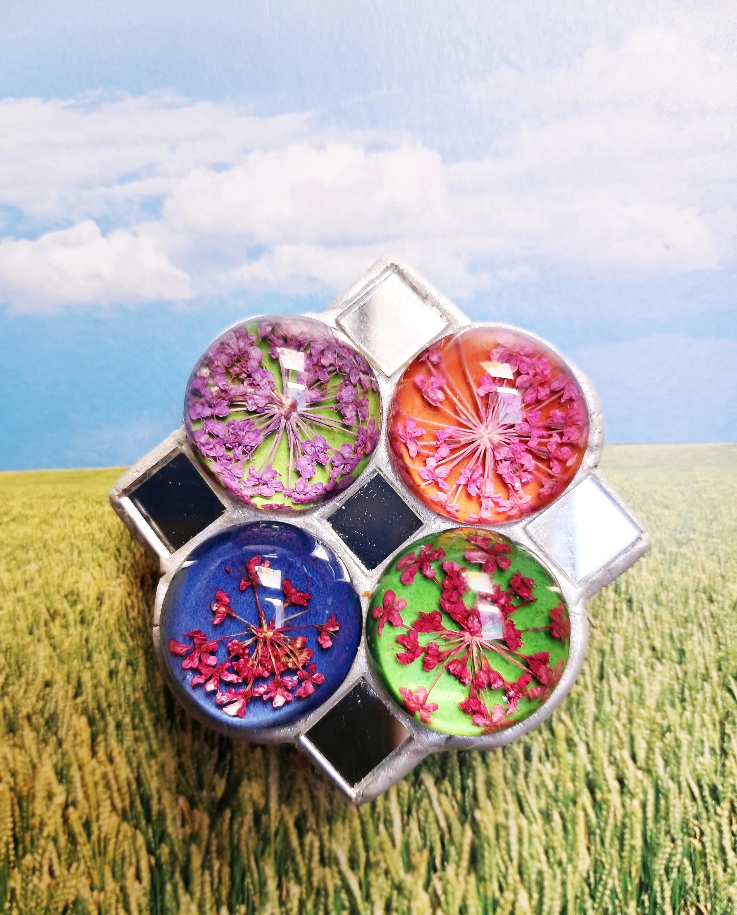 field flower brooch.jpg