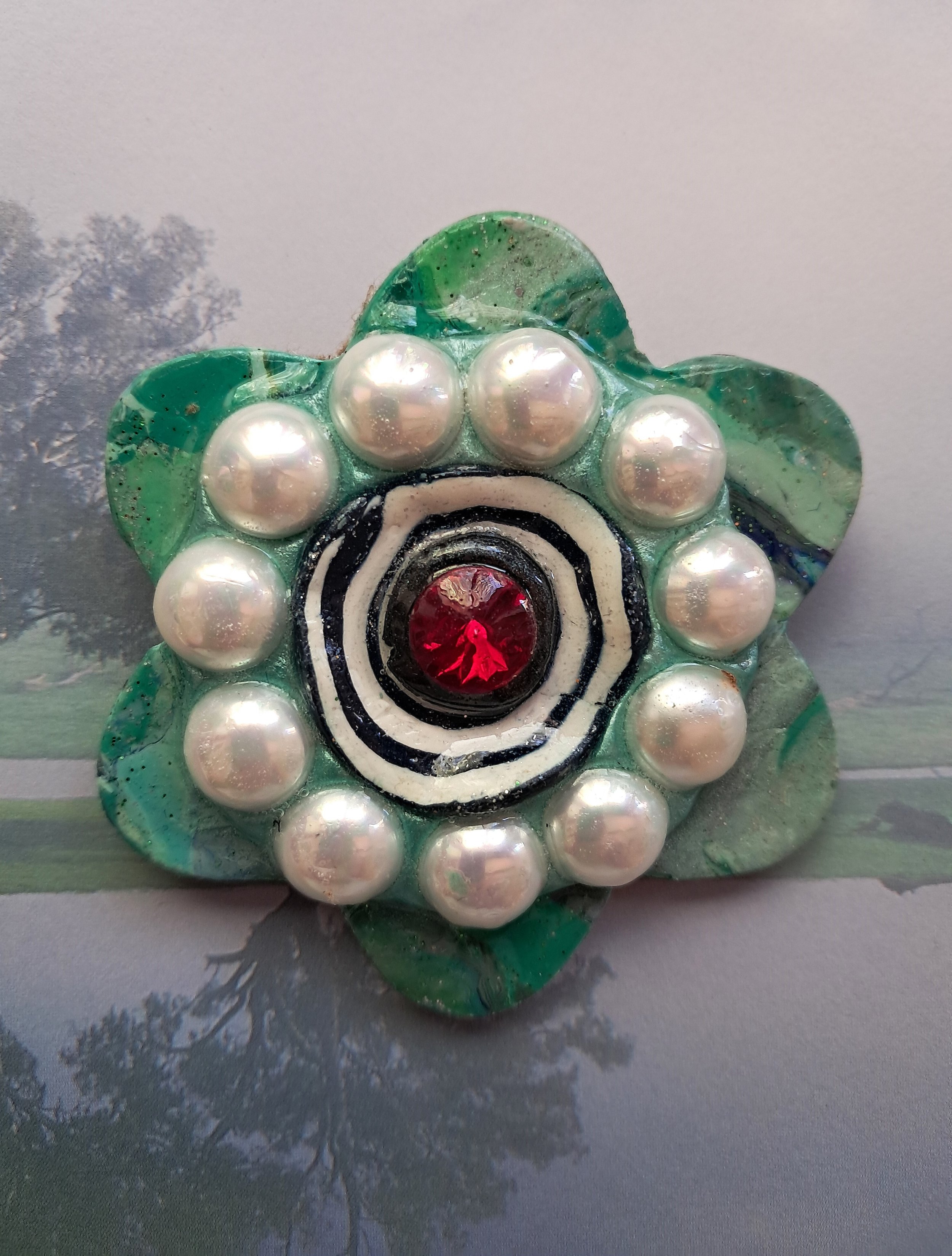 pearl circle brooch reflexion.jpg