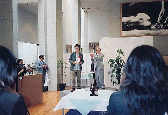 Japanese photographer Eikoh Hosoe gave awards to Hong Kong photographer Jimmy Ming Shum