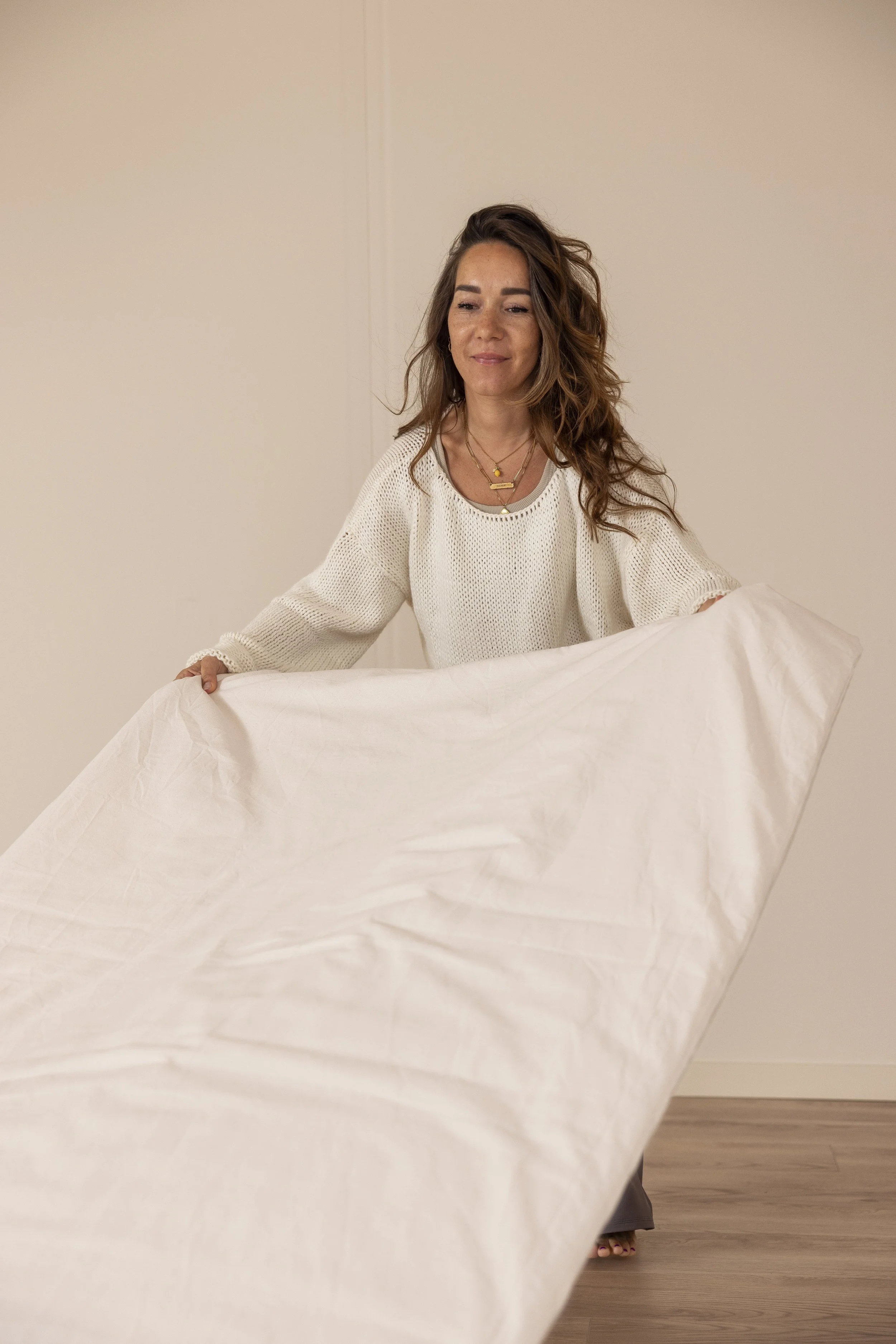 Vrouw pakt yogamat in de studio Roots Yoga in Deurne.