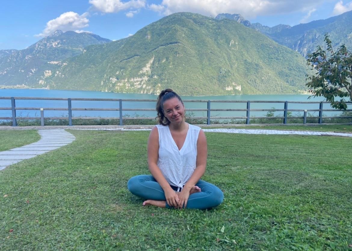 Yoga gaat verder dan alleen de asana&rsquo;s (houdingen).

We zitten nu in de zomer en in de zomer zijn de energiebanen van het hart en de dunne darm actief, deze energiebanen lopen voornamelijk over het borstgebied en de armen. Tijdens de lessen bes