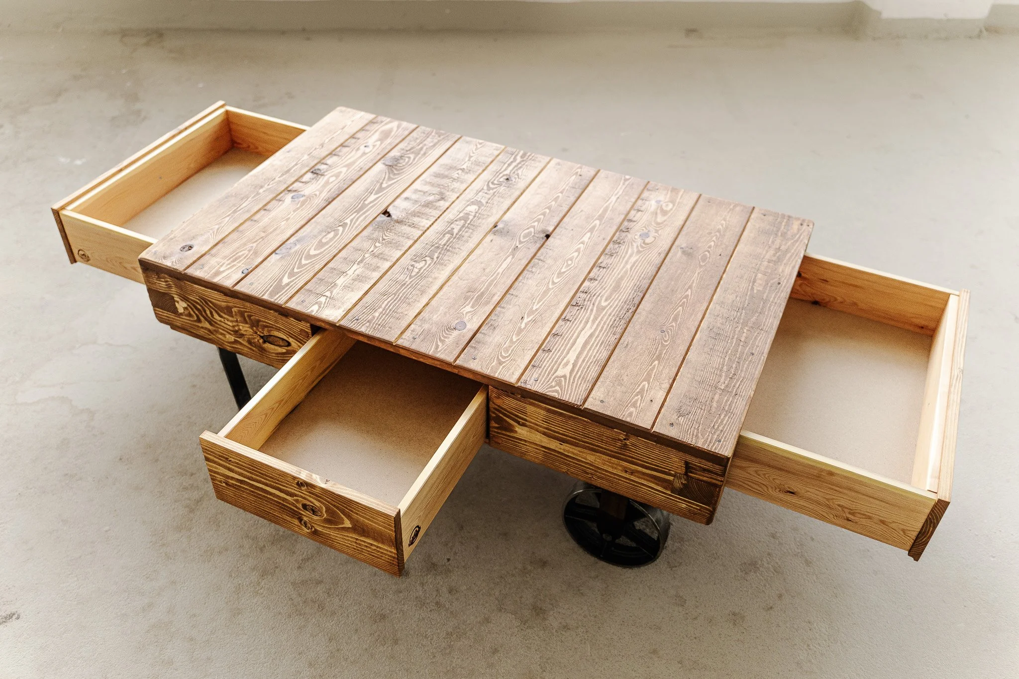 Wohnzimmertisch-Couchtisch-mit-Raedern-und-schubfaechern-industrial.jpg