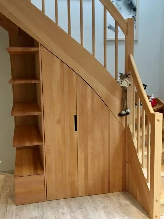 Einbau-Schrank-unter-Treppe-Massanfertigung.jpeg
