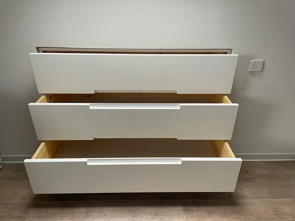 einbau-kommode-wandschrank-vollholz.jpg