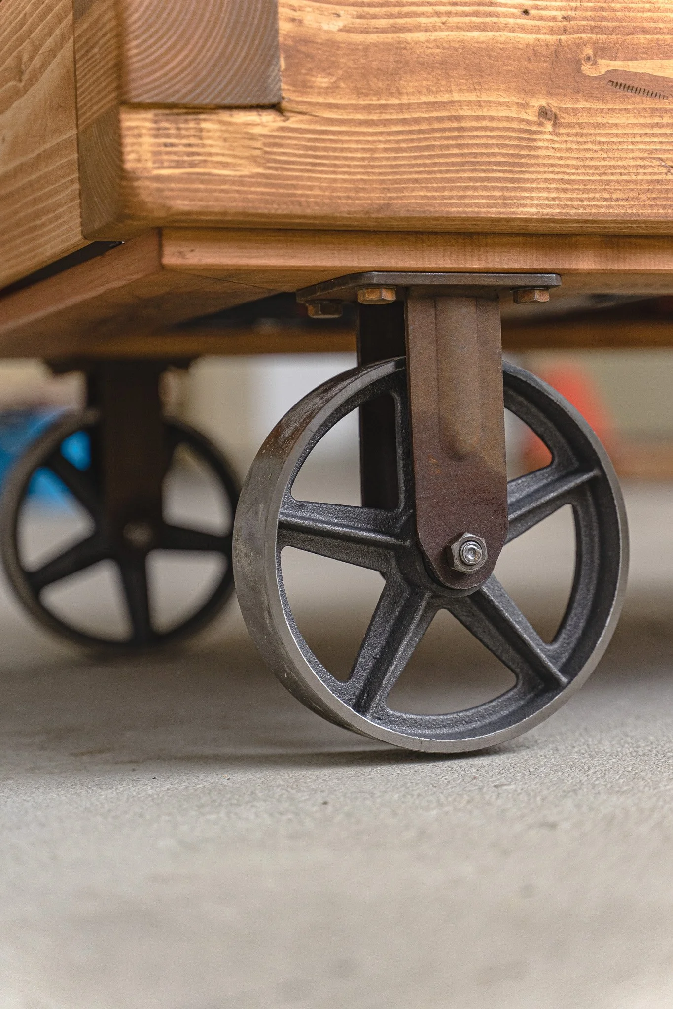 Industrietisch-mit-Raedern-Vintage.jpg