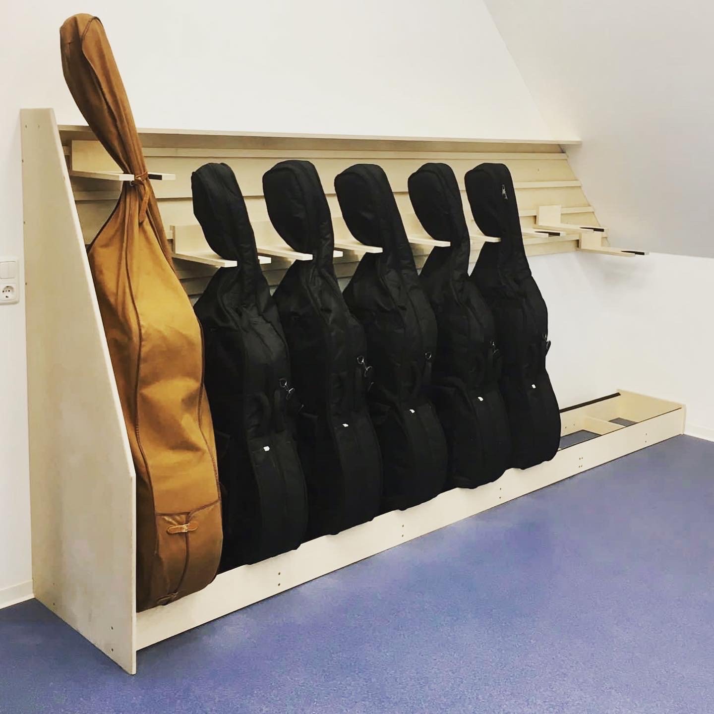 Musikschule-Möbel -Kontrabass-Regal-Wunschkiste.jpg