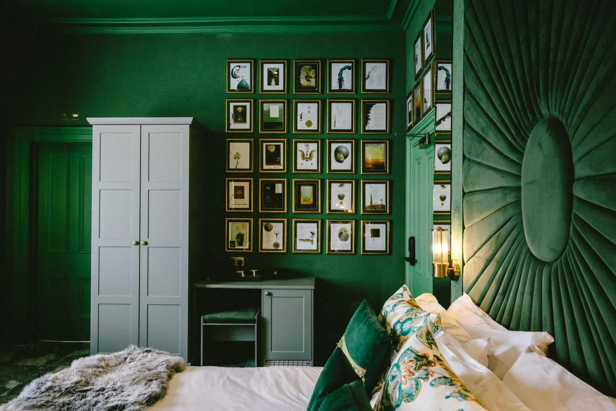 hotel_room_in_green