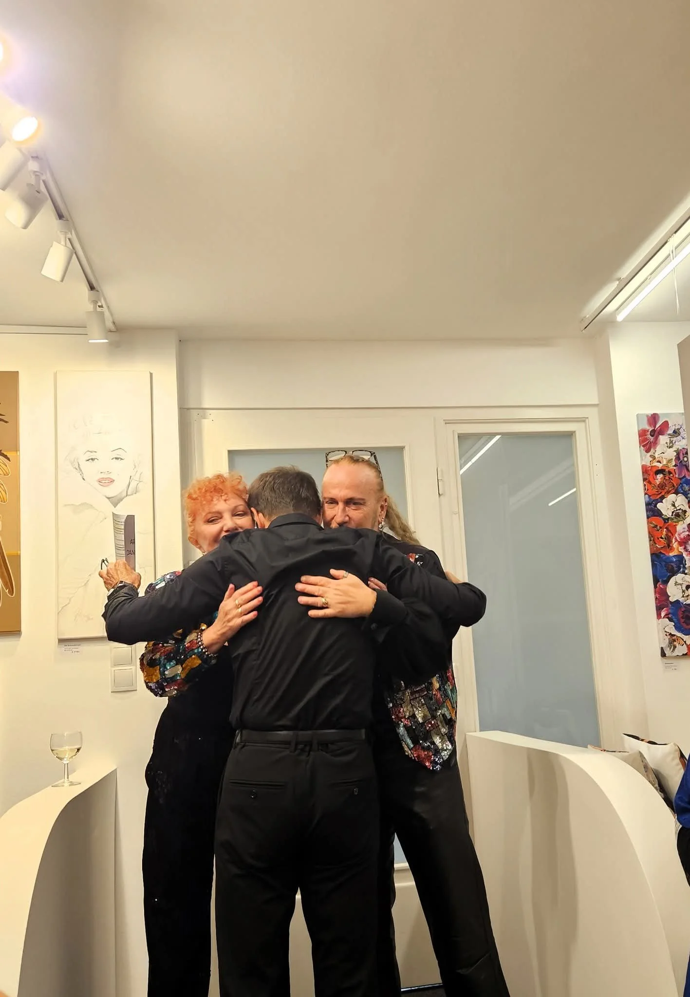 Alexander J. Rüdiger umarmt EK u DA.jpg