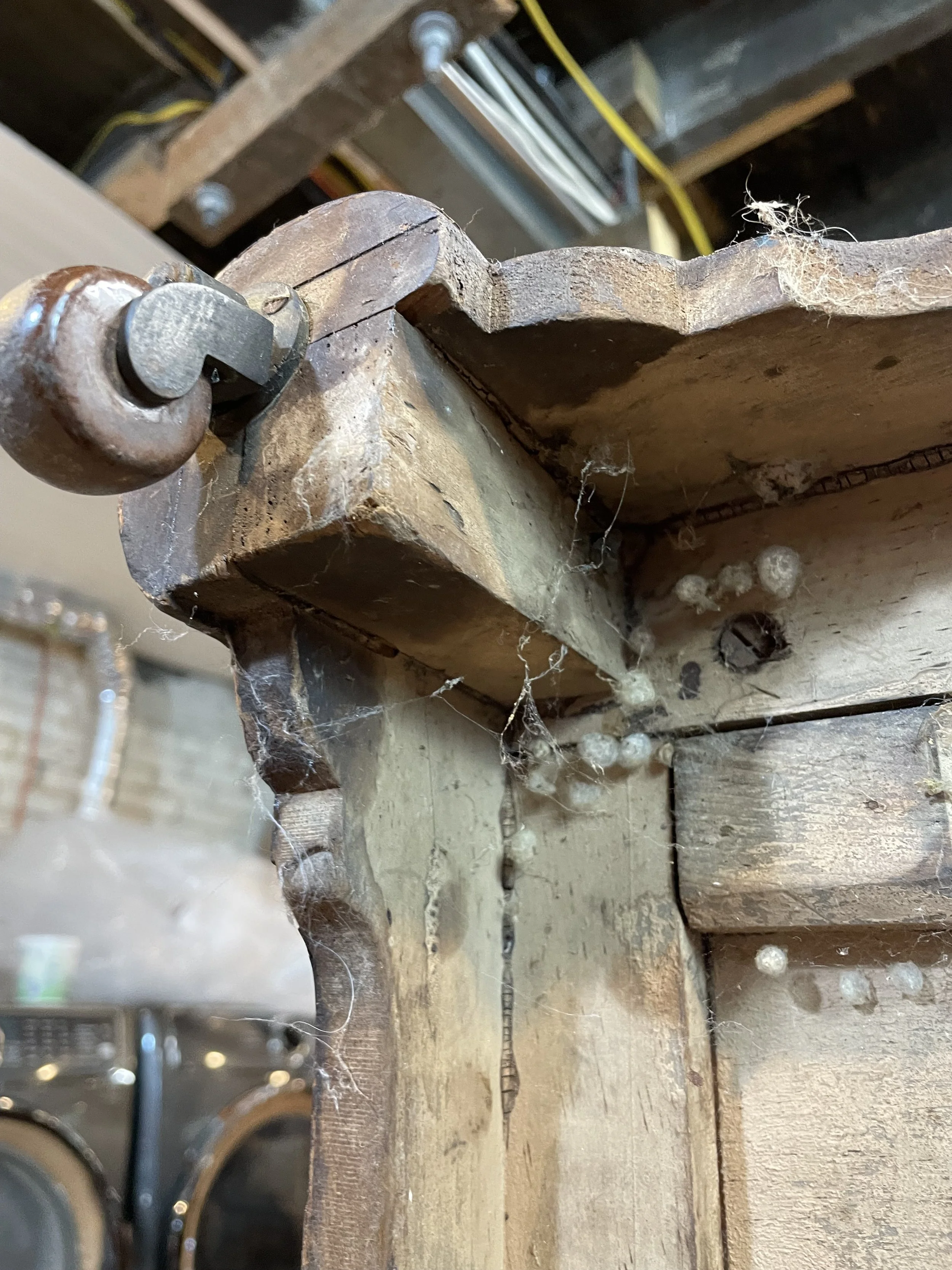 The original structure of the front turreted feet. The glue block does not transfer mass to the case, but just floated there. 