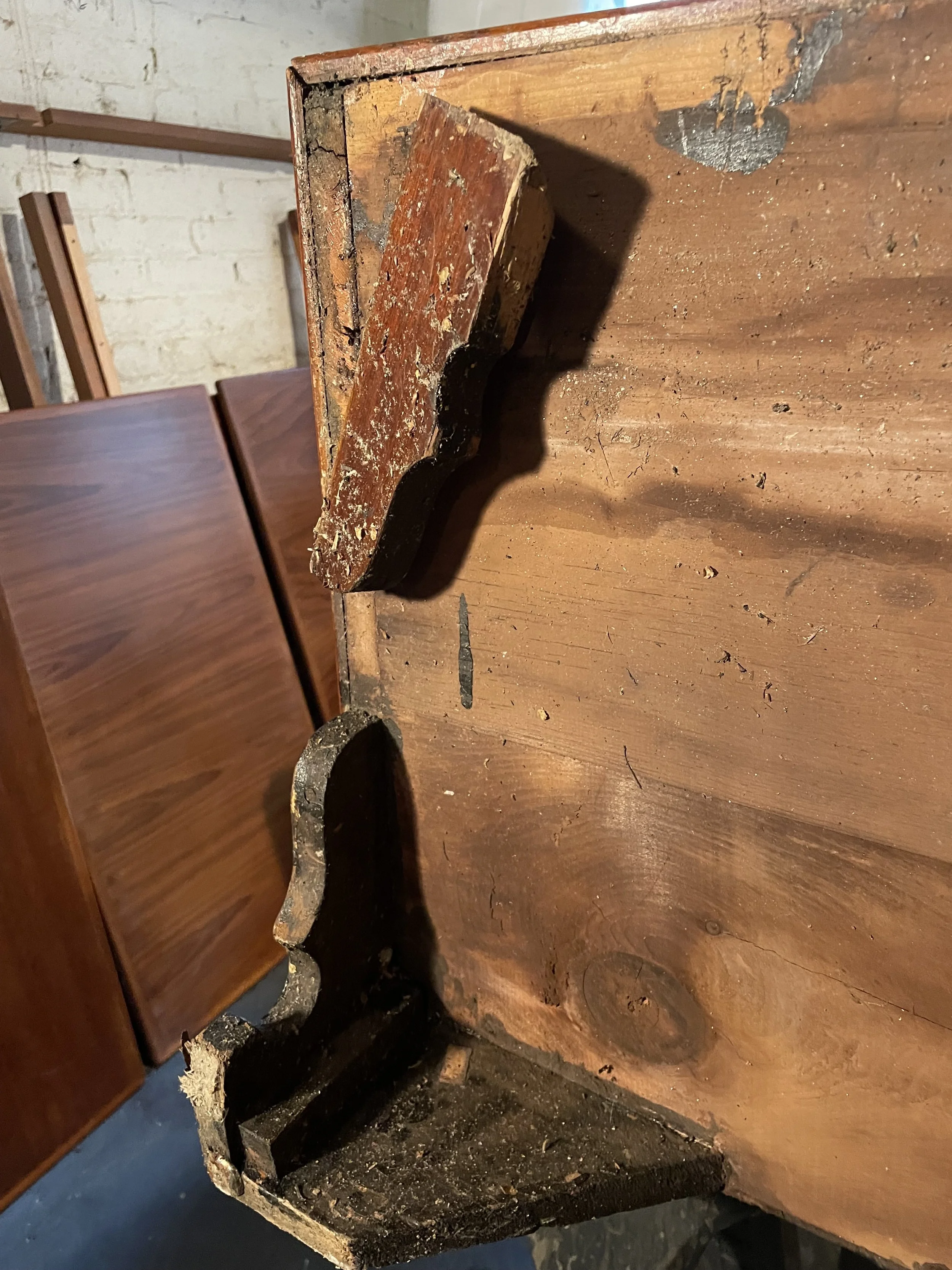 Broken bracket feet. They aren't supposed to be build this way. The bracket feet should't take the load of the piece. Need to rebuild all the feet properly. 