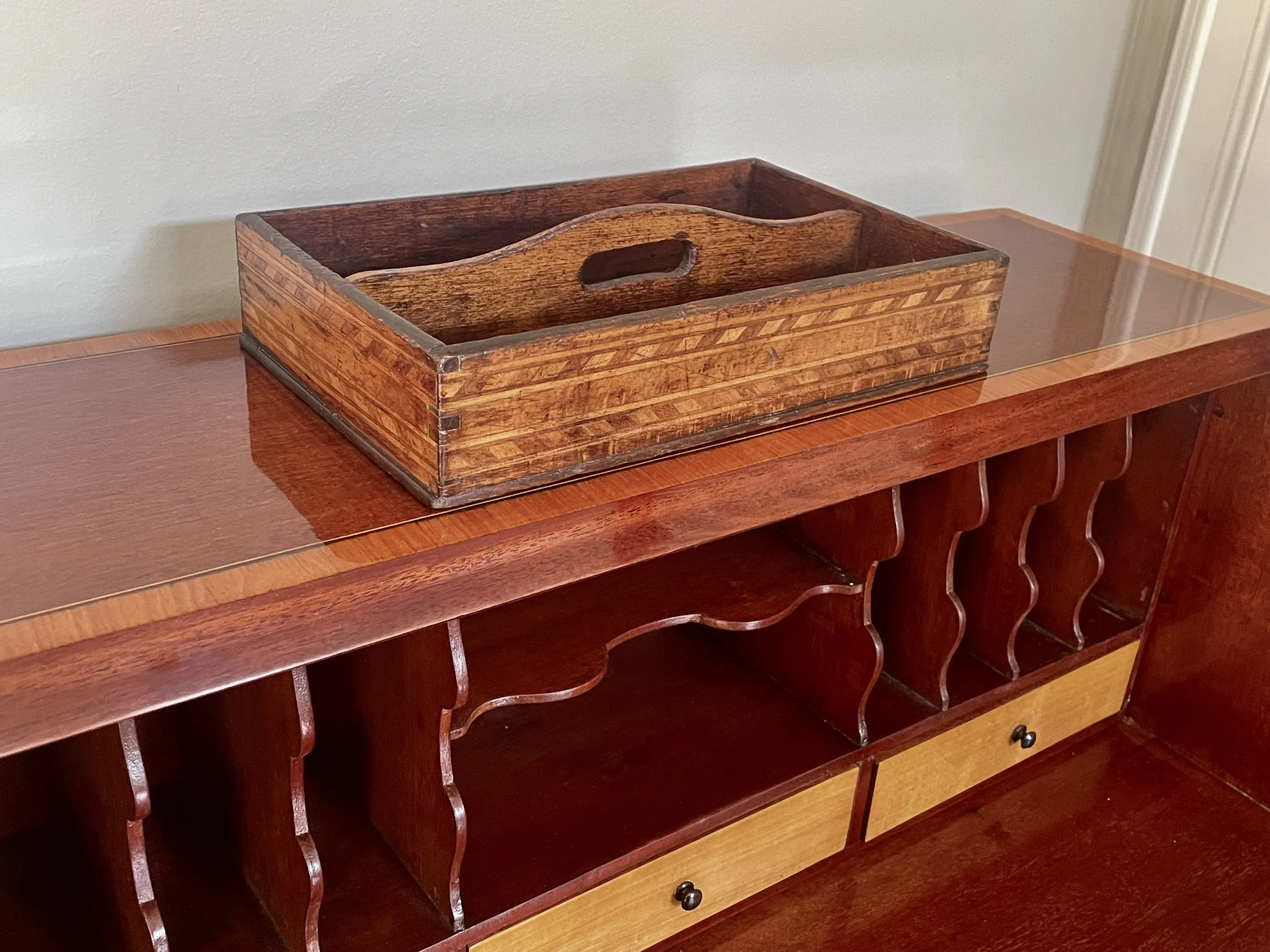 The gallery contained satinwood-veneer drawers. Sign of quality. 