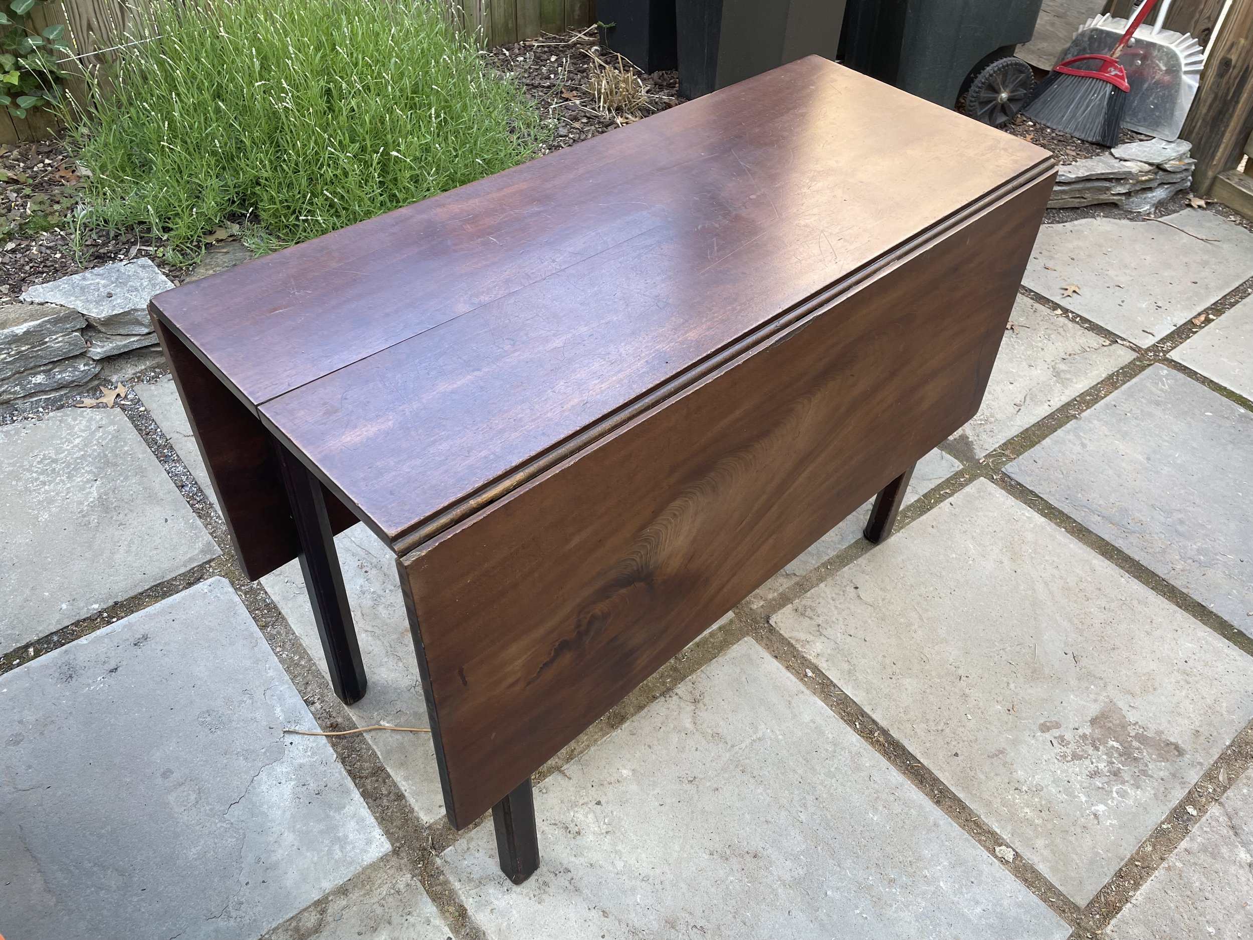 English gate leg dining table in solid figured mahogany with squared Chippendale legs -- mid/late 18th century