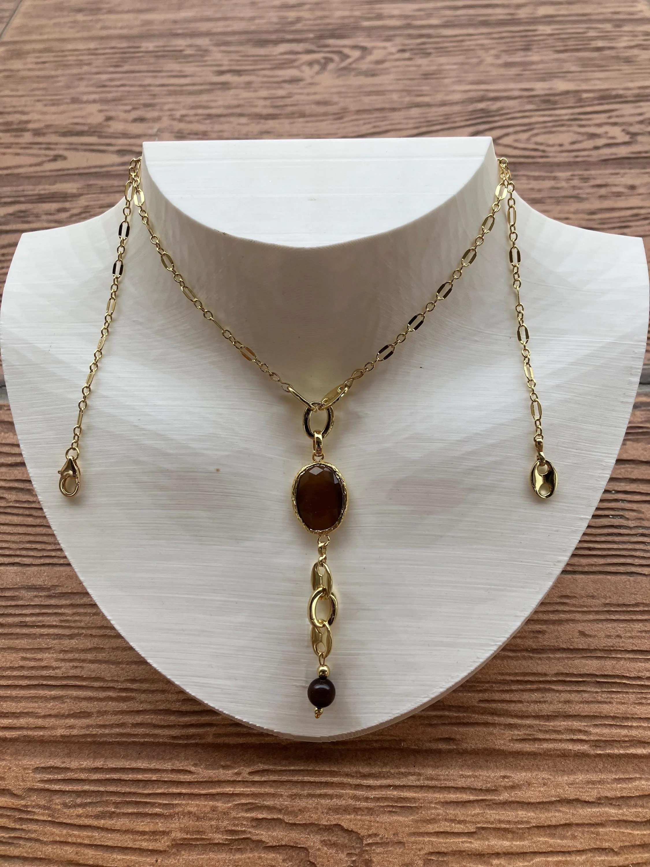 sautoir moderne chaîne torsadée en plaqué or, superbe connecteur en cristal œil de tigre dans sa lunette en plaqué or, semi précieuse