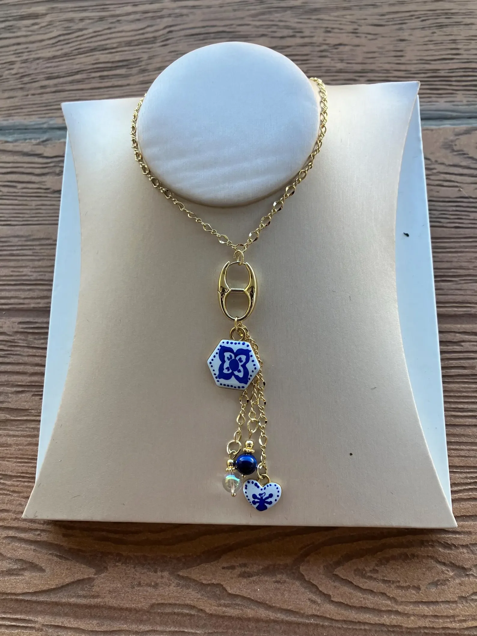 Long sautoir romantique or et bleu en plaqué or 18 carats avec semi précieuse en lapis lazuli et Charms imitation porcelaine