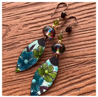 Boucles d'oreilles avec perles colorées et pendentifs en forme de feuilles avec motif floral