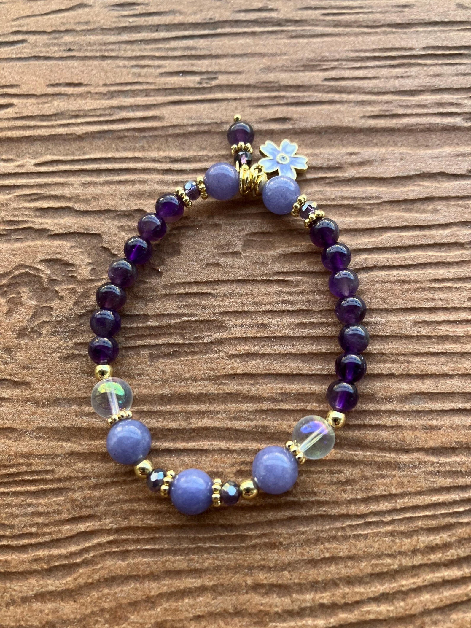 Bracelet chic en pierres semi précieuses Angélite et Améthyste, plaqué avec son Charm fleur en émail et aurifie